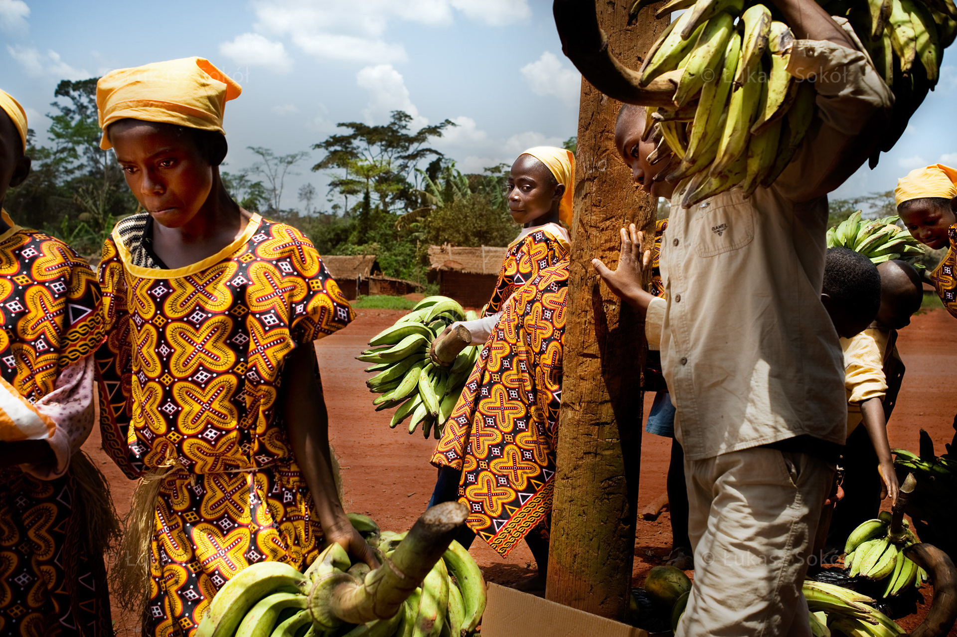 Children and youngsters from the village of Paki are unpacking plantains, which are, besides manioc, the basis of their monotonous diet, often leading to various diseases. The children are under the care of Pallotine sisters from the mission in Doume. Paki, Cameroon, 2009