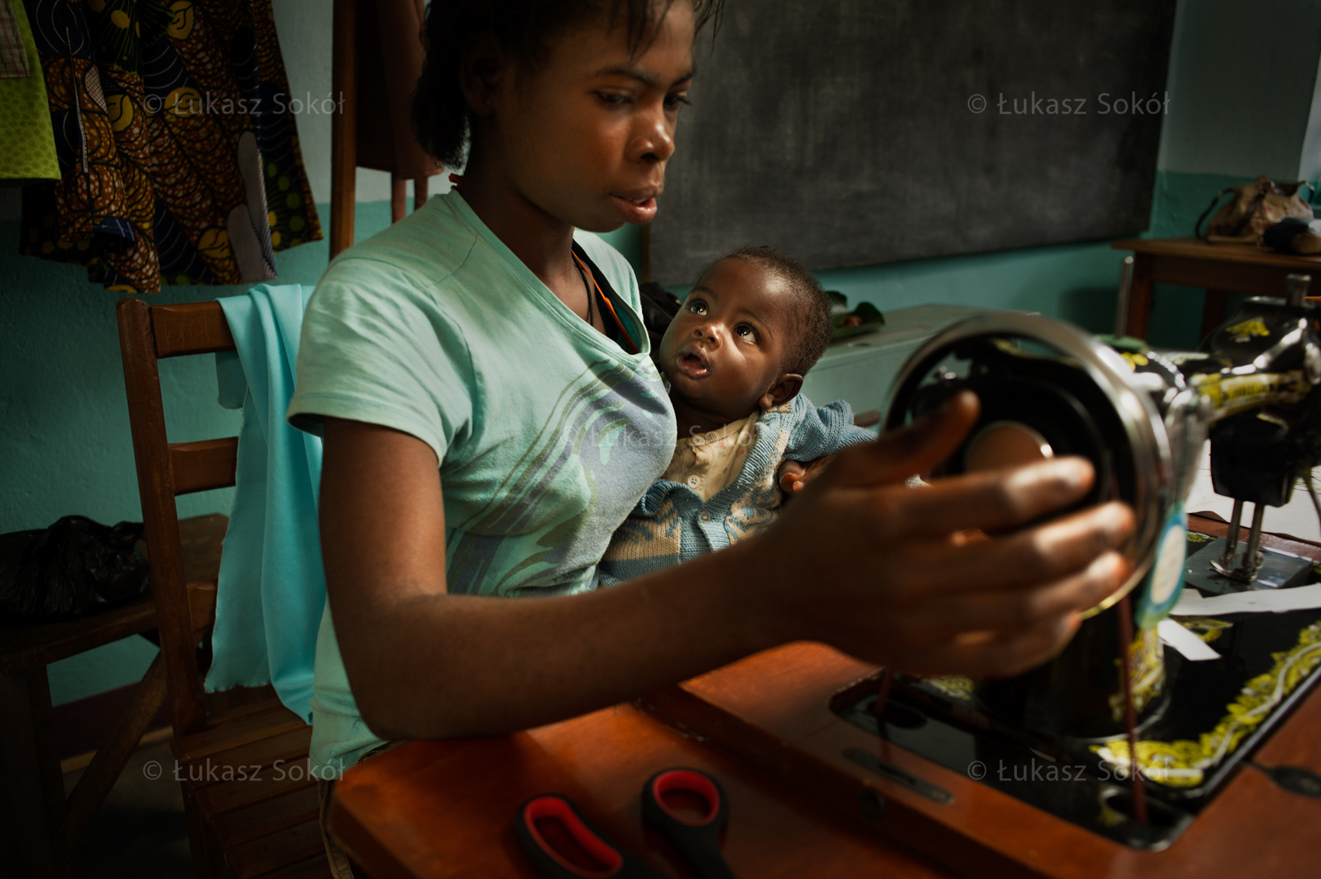 Marie Thérise Minsi, 18 years old, mother of a 7-month-old boy Akaba Julle Stephane, 5 days a week learns sewing in the sewing studio in Nkolo-Avolo in Cameroon. 24-year-old father of the child cultivates land. She takes care of the house. After school, she prepares a meal for herself, her boyfriend, his older sister and her 5 children. They eat at 19 and this is their first and only meal of the day. She feeds her infant with rice which she gets from the Pallottine sisters.  Nkolo – Avolo, Cameroon, 2012