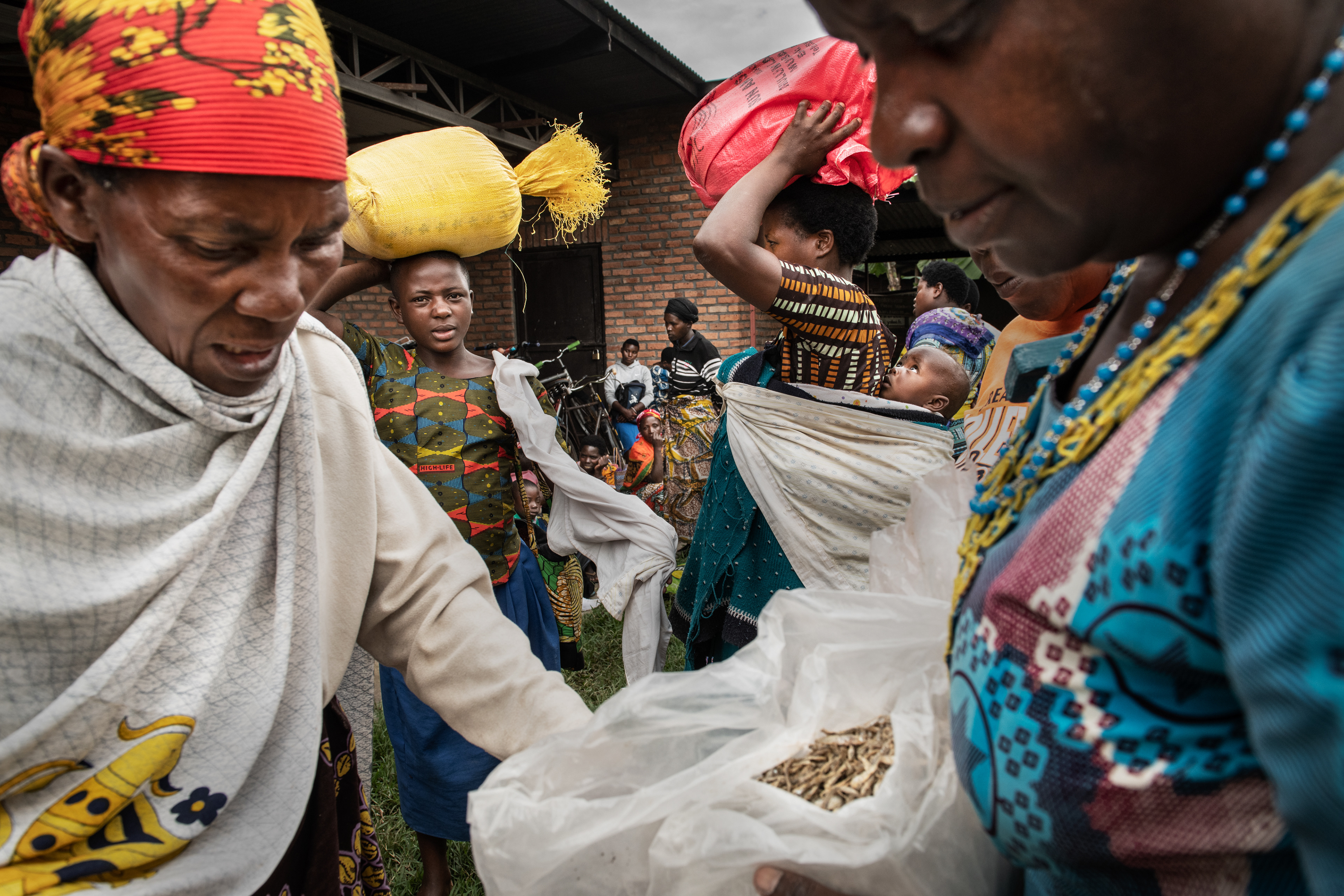 In Nyakinama, Rwanda, more than 50 children are in Have a Heart Medical Adoption program. Every three months, food is distributed as part of this program. Mothers come from the surrounding hills with their children to be helped. As part of the aid, the families receive cornmeal, sosoma (oatmeal), small dried fish, laundry soap, body lotion. And before the holidays, rice and cooking oil. Everything is packed in sacks and carried home on their heads, with the children tied to their backs. Rwanda 2019