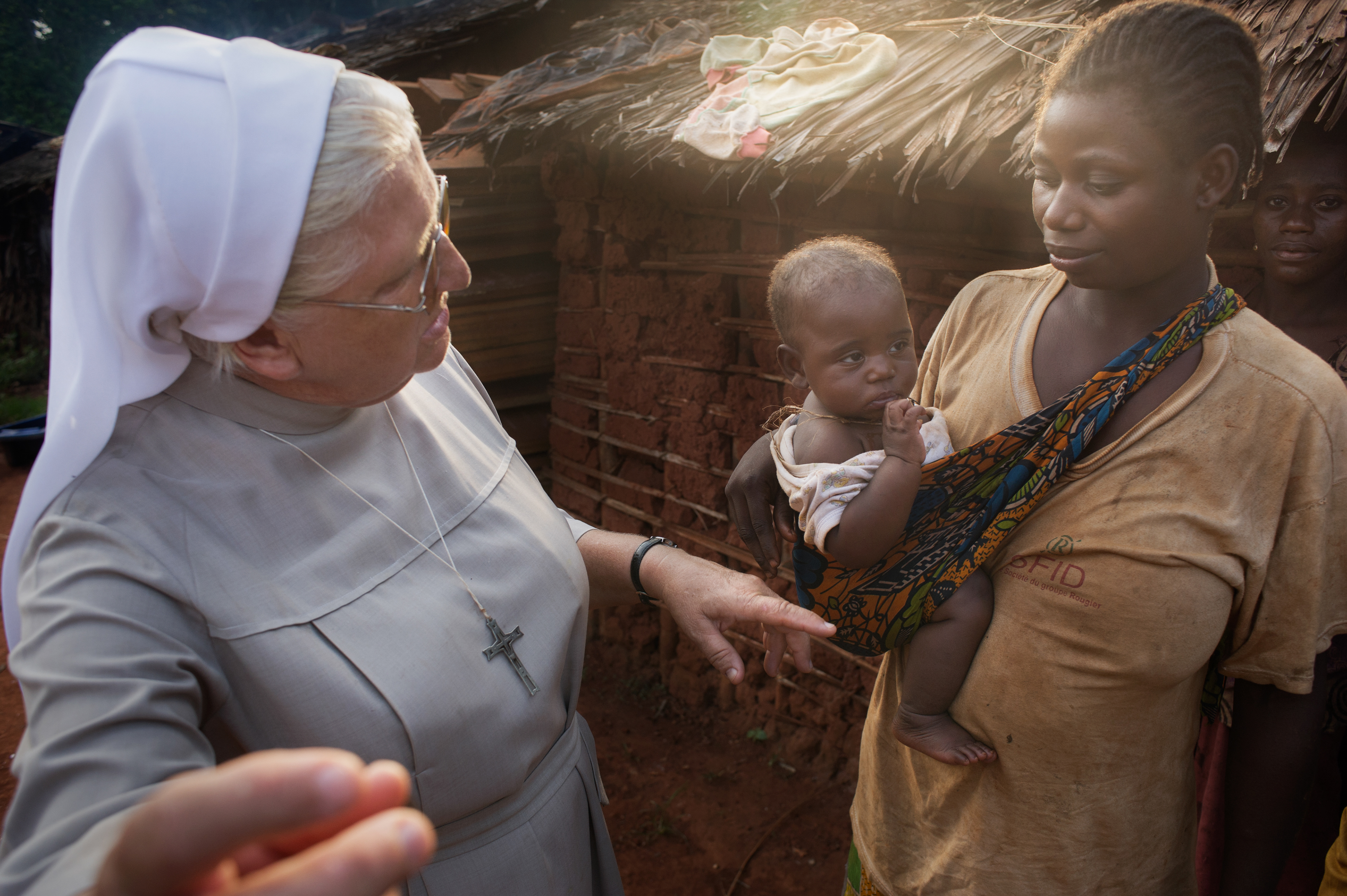 Sister Gabriela from the Congregation of the Sisters of the Soul of Christ the Lord visits the inhabitants of the village of Kolembok in Cameroon. The village is inhabited by the Abatwa tribe (called pygmies). They live in very difficult and primitive conditions. Unfairly perceived by most Cameroonians as the margins of society. They have their own distinct culture, pride and system of values. For generations, as a tribe of gatherers, they have peacefully moved through the forests in search of food. A sedentary lifestyle is incompatible with their nature. They cannot change. Criminal deforestation in their region has scared away most of the game, destroying the natural order. Sometimes they venture into the forest for a few days to hunt a single monkey, which is to be food for the village. Cameroon 2012