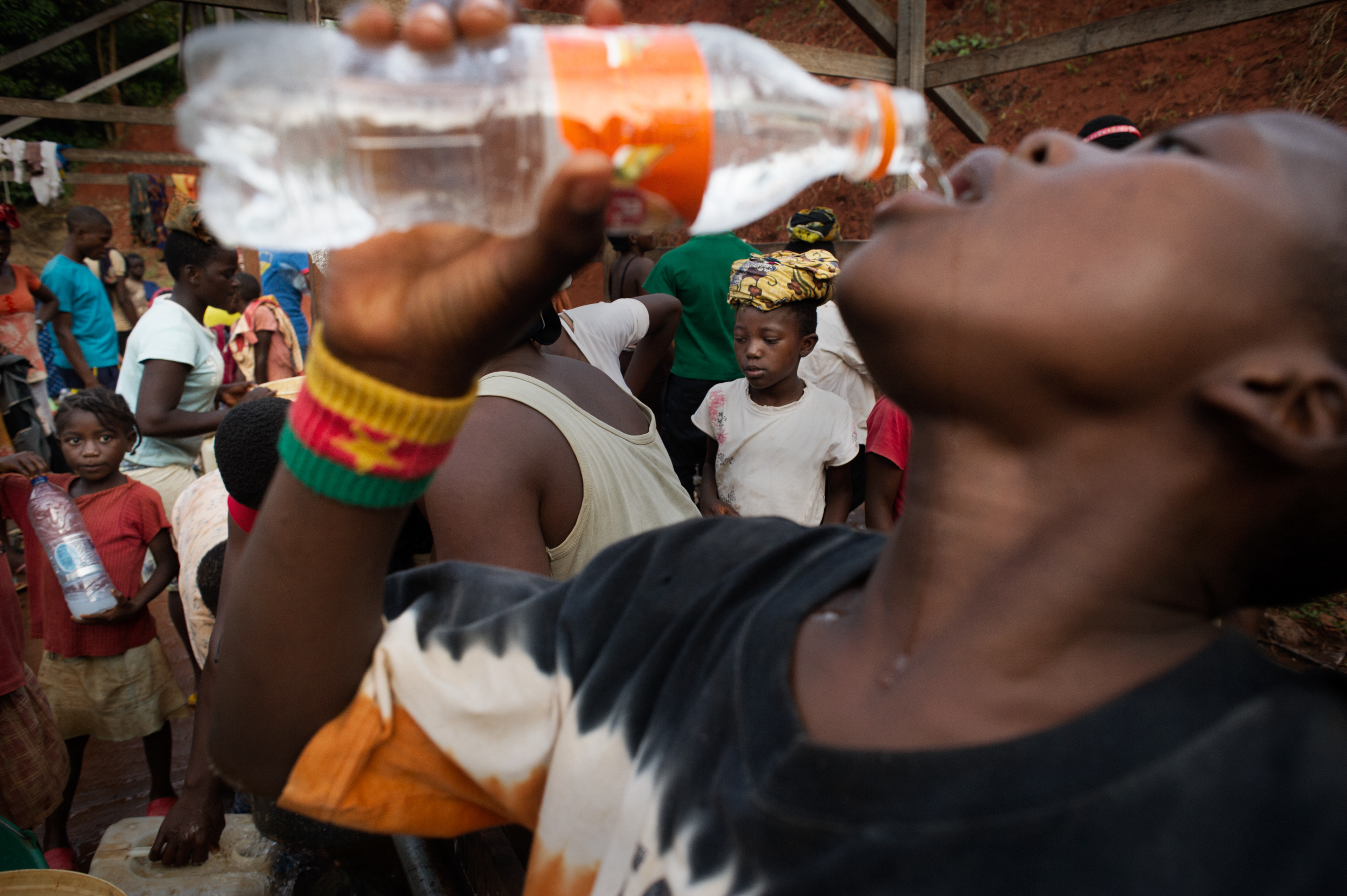 Every evening, the water intake, built by the Polish missionary, Bishop Jan Ozga, becomes a lively meeting place for children and young people. They come here to do laundry, wash themselves and draw water, which they carry home in plastic canisters. This is the only available water intake in the area. For years, when it was not regulated, it often became the cause of many bacterial diseases of the digestive system.