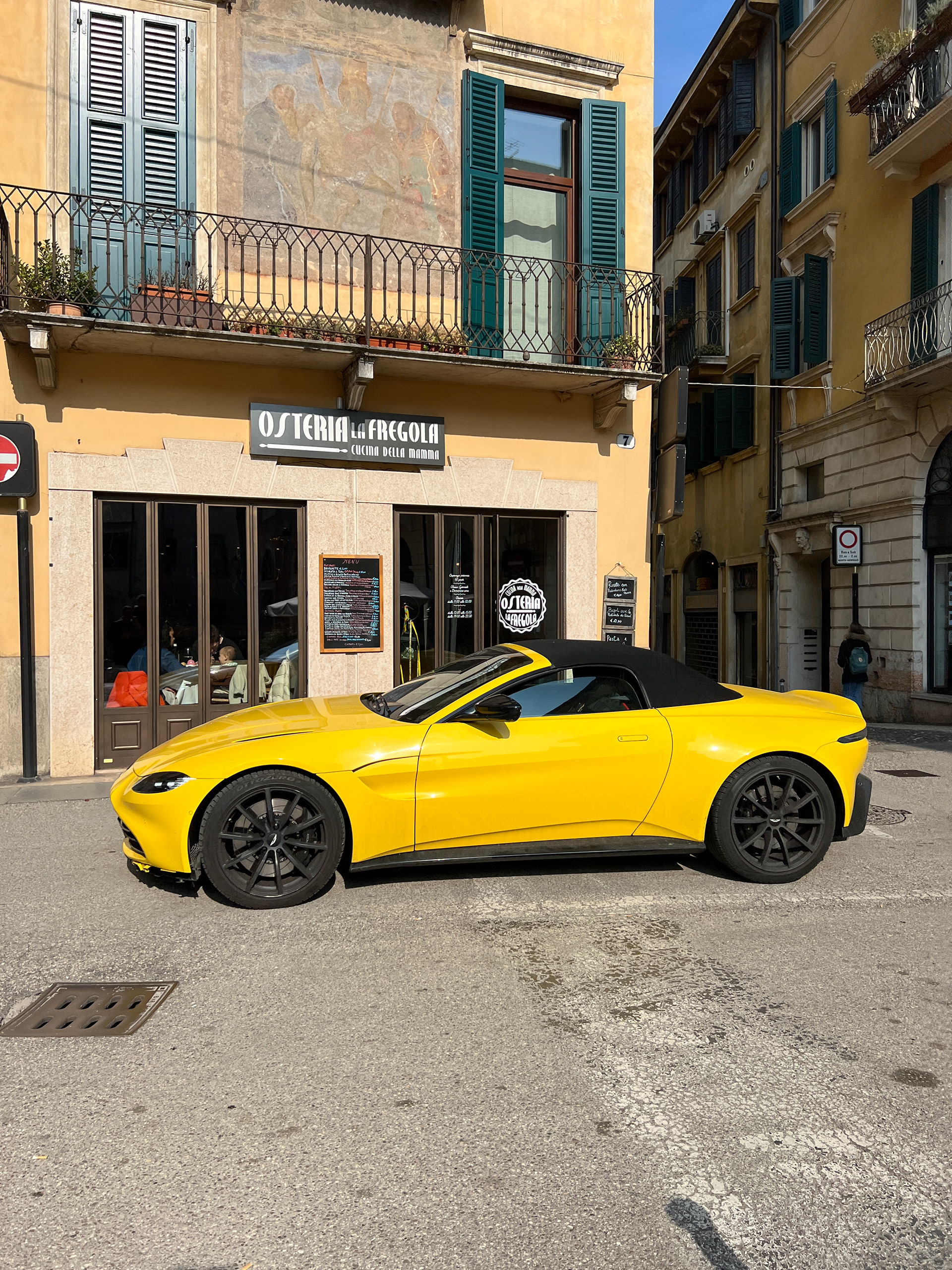 Yellow car in front of Osteria La Fregola