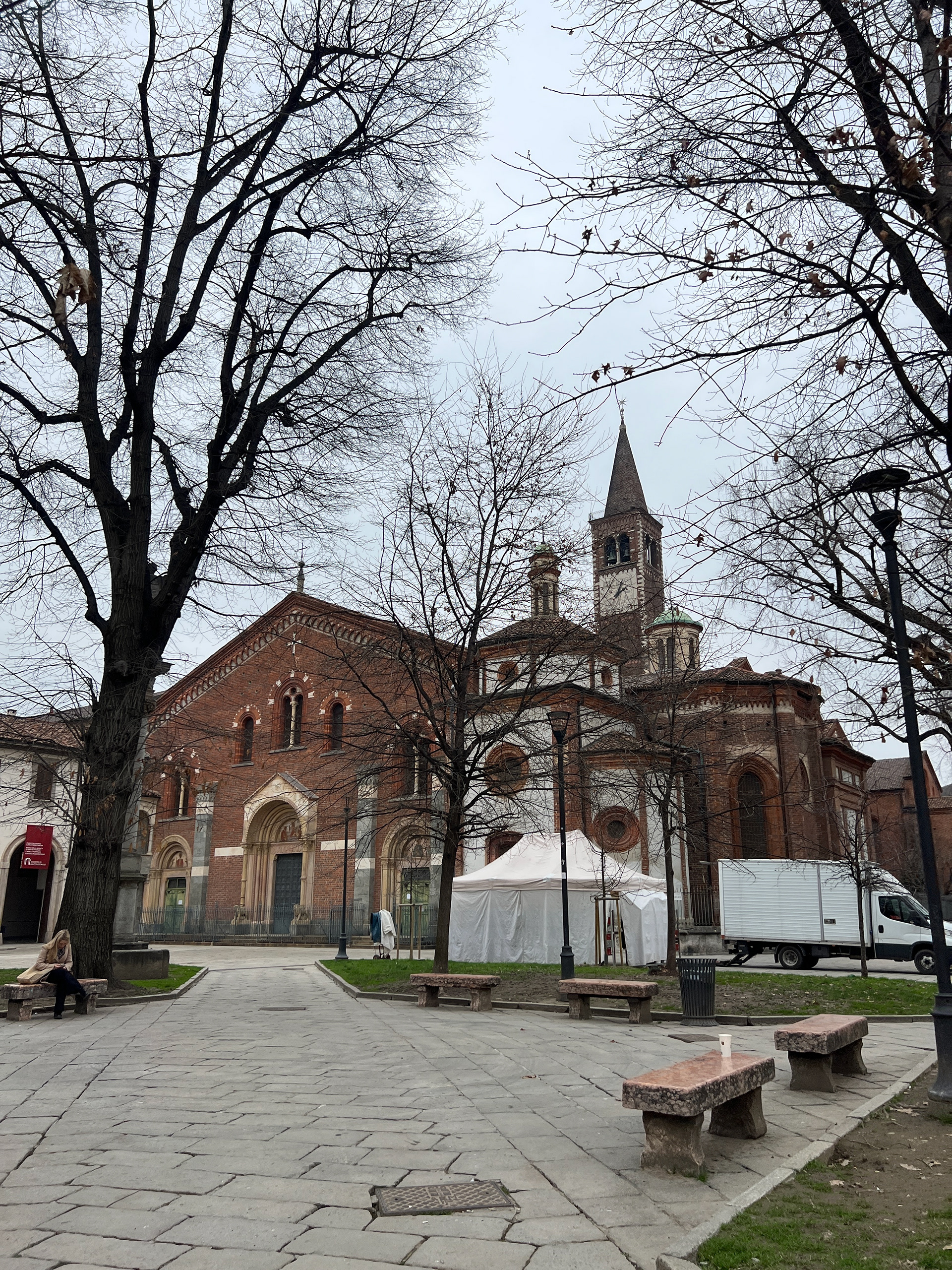 On our way to the Duomo we pass by Basílica de Sant'Eustorgio. For many years, this was an important stop for pilgrims on their journey because it was said to contain the tomb of the Three Magi or Three Kings.