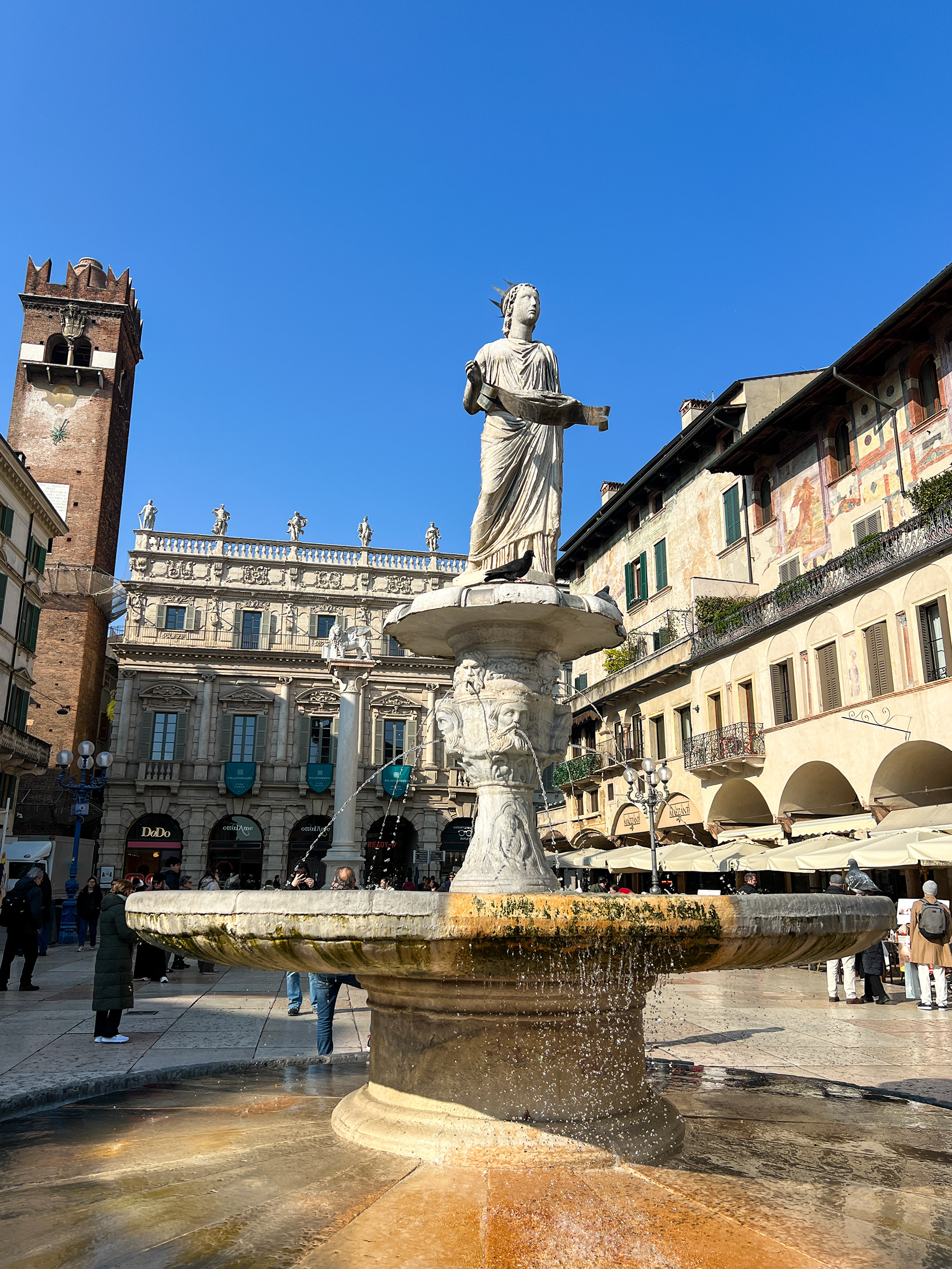 Madonna Verona Fountain, Piazza delle Erbe