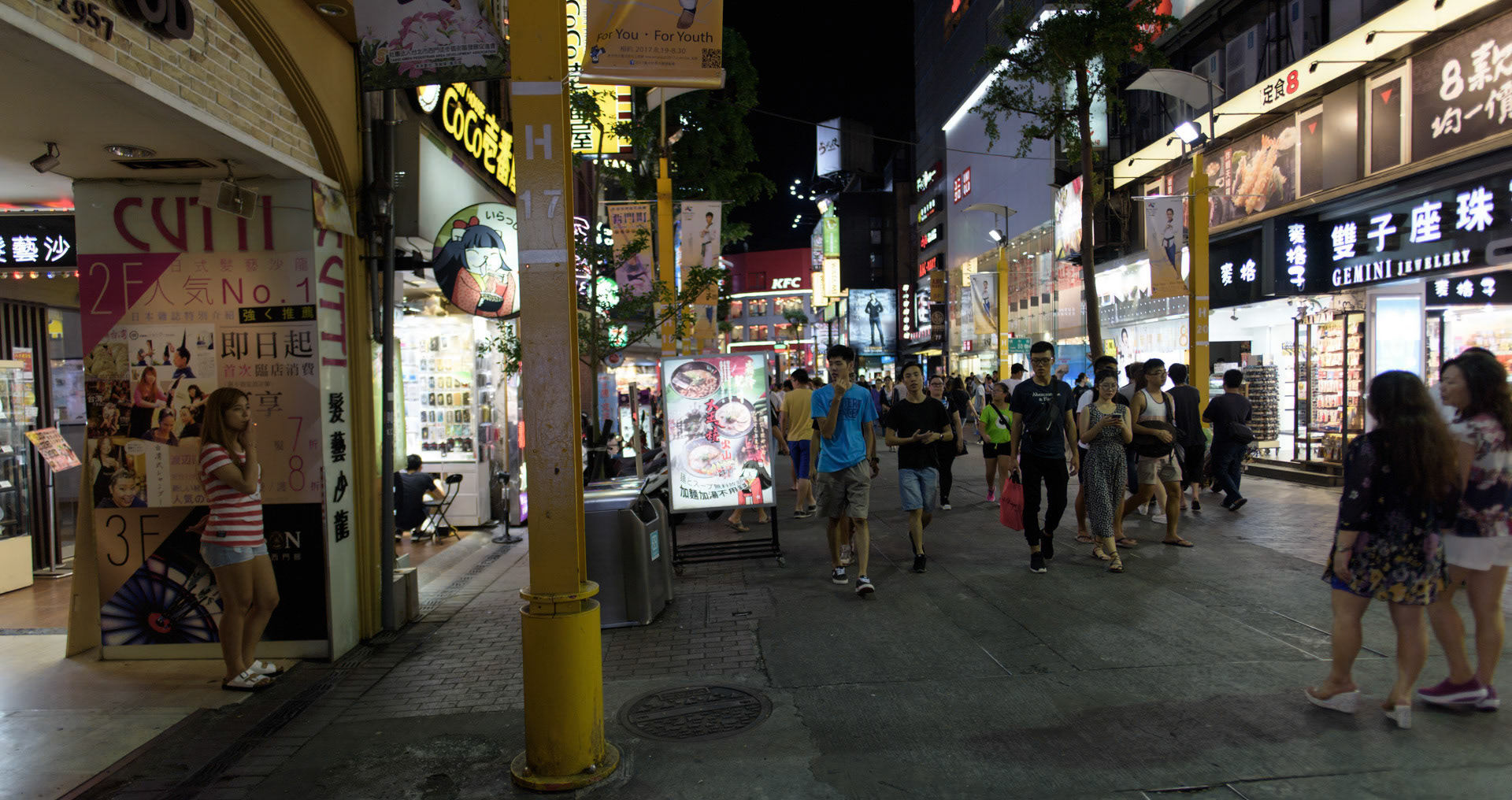 The streets around the touristy area of Ximen in Taipei remind me of Shibuya, packed with bright lightes, fashion shops and food stalls. There is even a similar busy intersection.