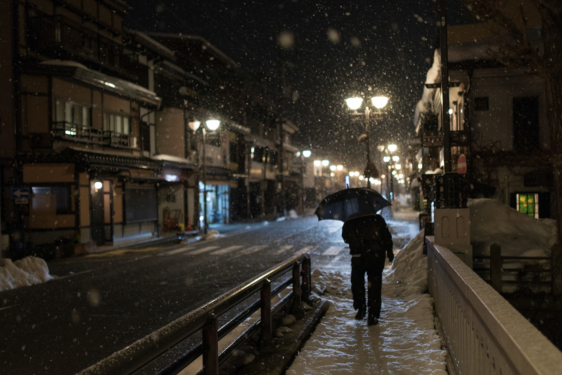 As we walked around the picturesque streets of Takayama it began to snow heavily.