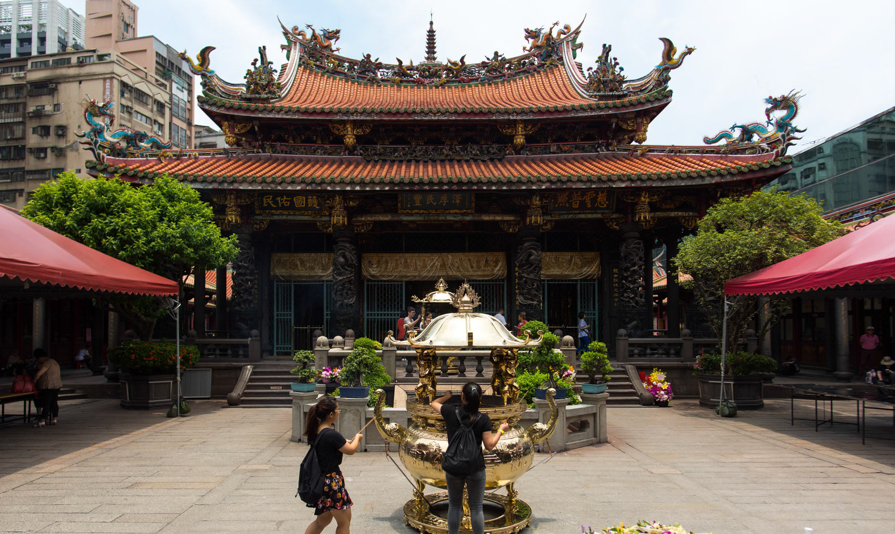 Took a quick walk down to nearby Longshan temple this morning while everyone was getting ready.