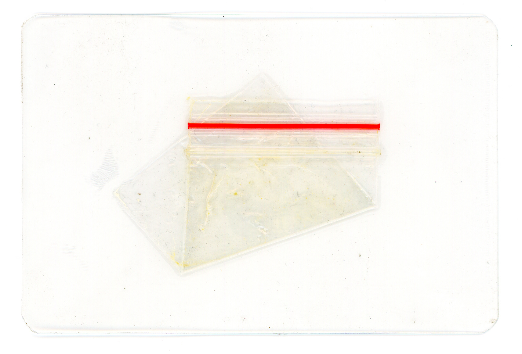 Tulio Costa. Zip Lock #9, da série Vício, 2022, embalagem plástica encontrada selada em poliéster, 10,5 × 7,5 cm (TC314)