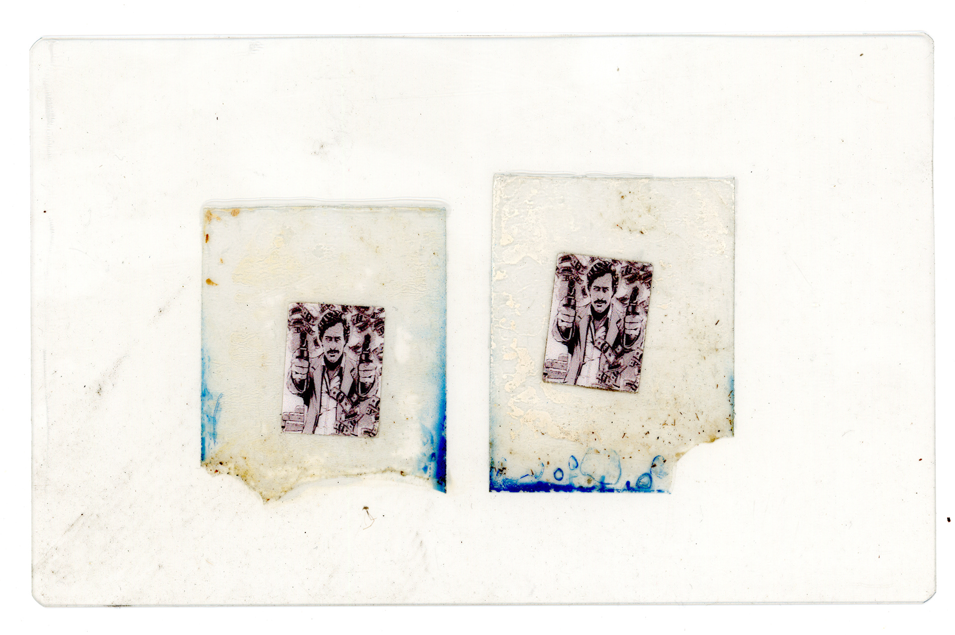 Tulio Costa. Pablo Escobar, da série Vício, 2022, embalagens plásticas encontradas selados em poliéster, 12 × 19 cm (TC300)