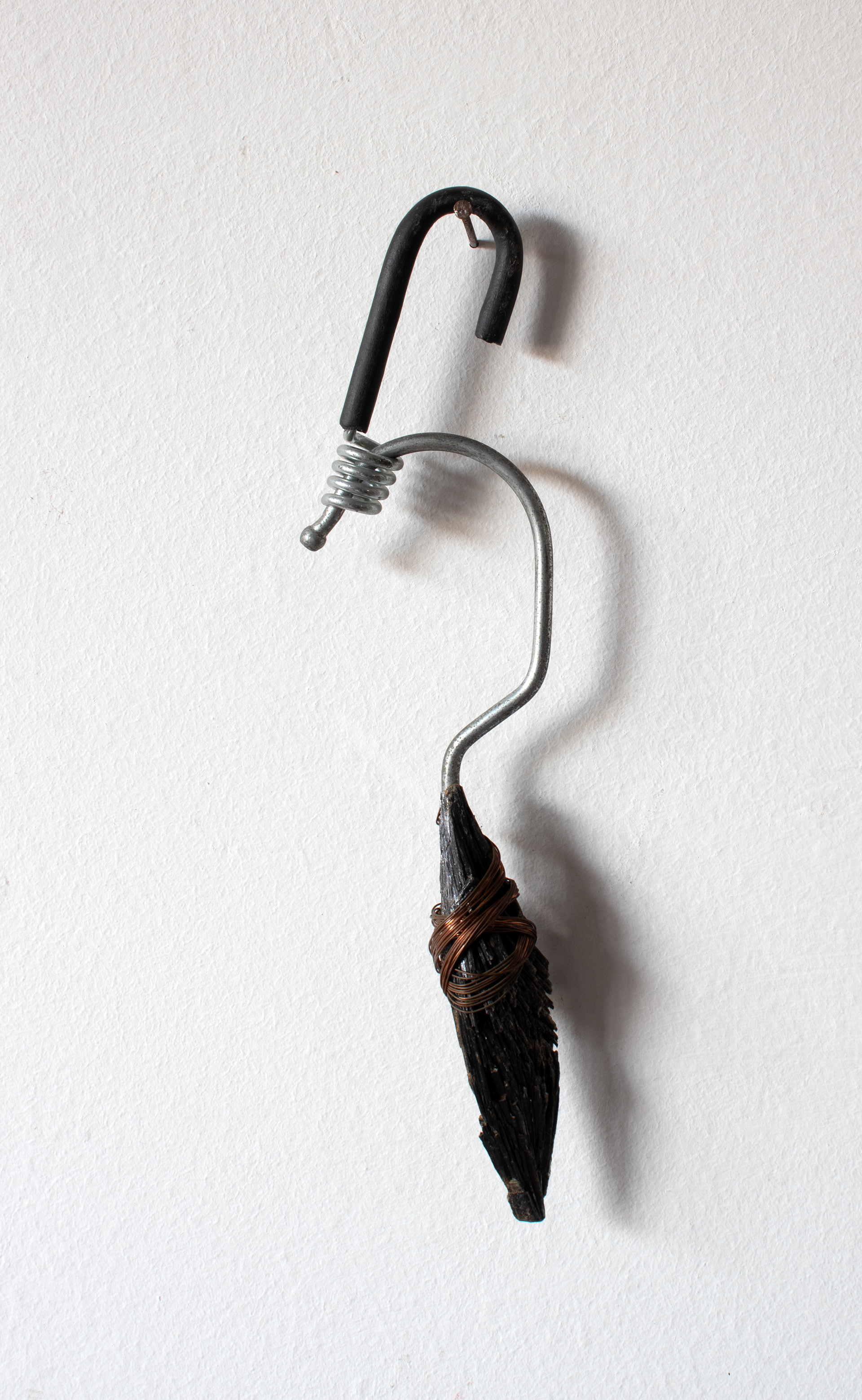 Tulio Costa. Acessório de parede #1, 2017, ganchos de metal encontrado, cianita negra e fios de cobre, 15 × 5 × 3 cm (TC054)