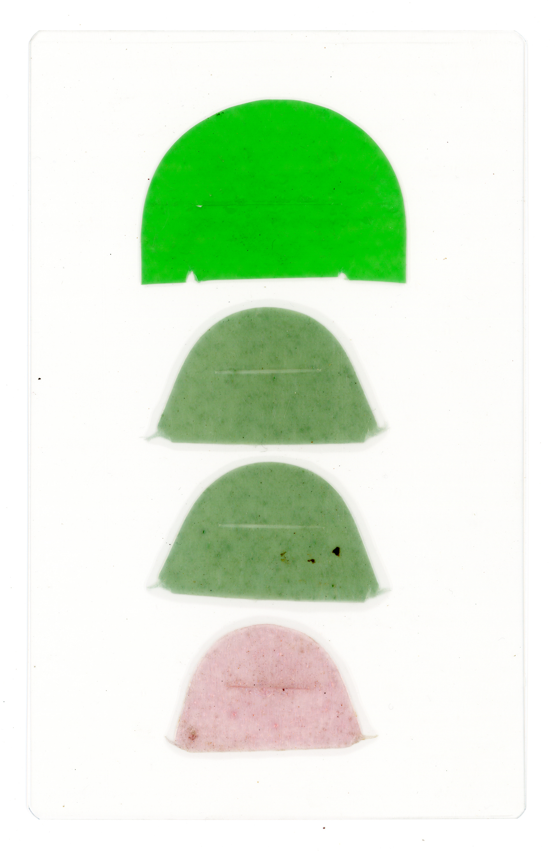 Tulio Costa. Sem título (meias-luas #14), 2023, fragmentos de sacola plástica selados em poliéster, 19 x 12 cm (TC273)