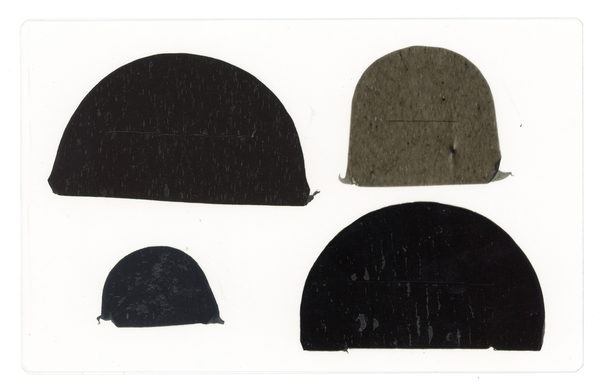 Tulio Costa. Sem título (meias-luas #8), 2022, fragmentos de sacola plástica selados em poliéster, 12 x 19 cm (TC267)