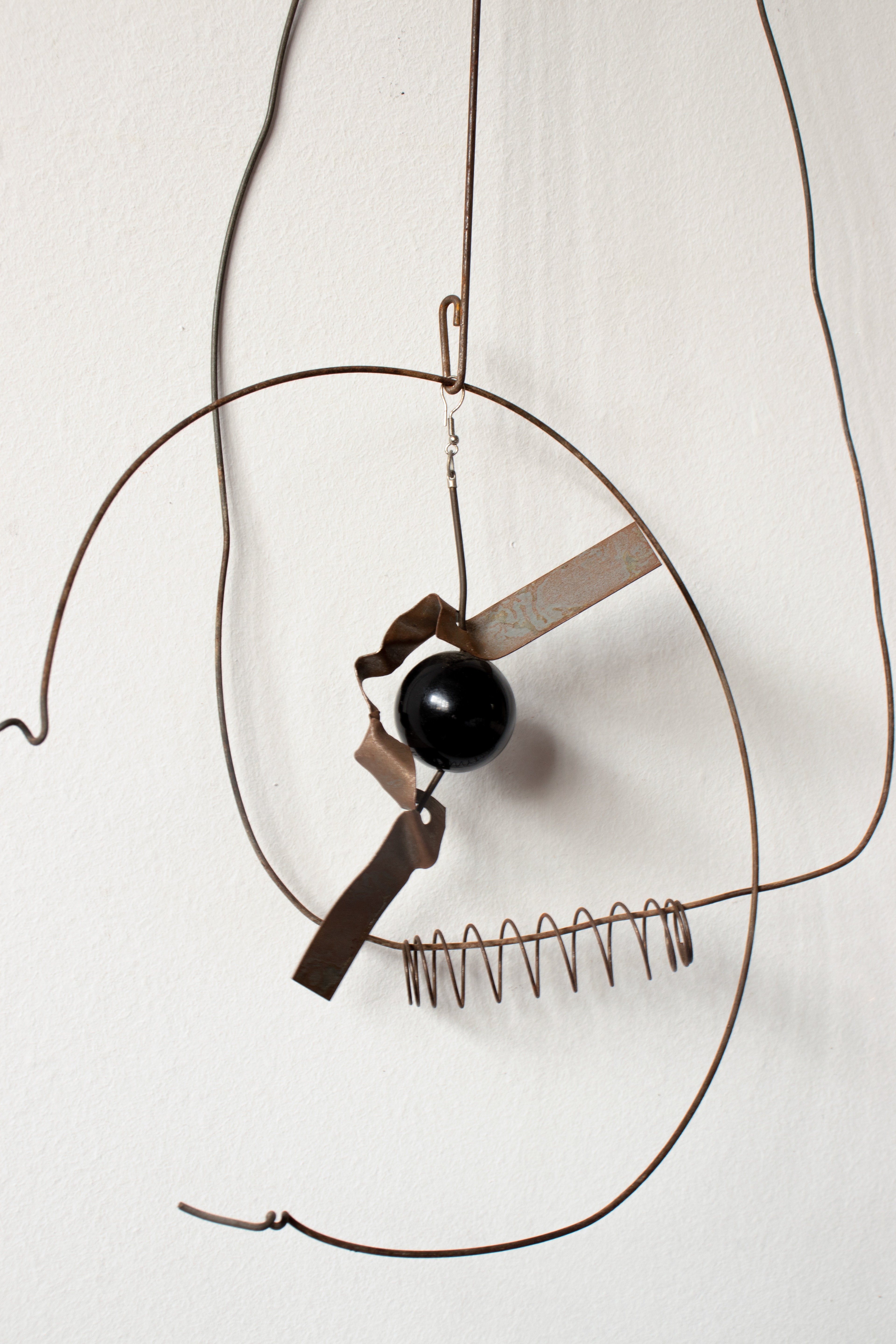 Tulio Costa. Acessório de parede #10, 2022, metais e mola de metal encontrados, aviamento de metal, base para brinco e plástico, 54 × 29 × 10 cm (detalhe) (TC063) 