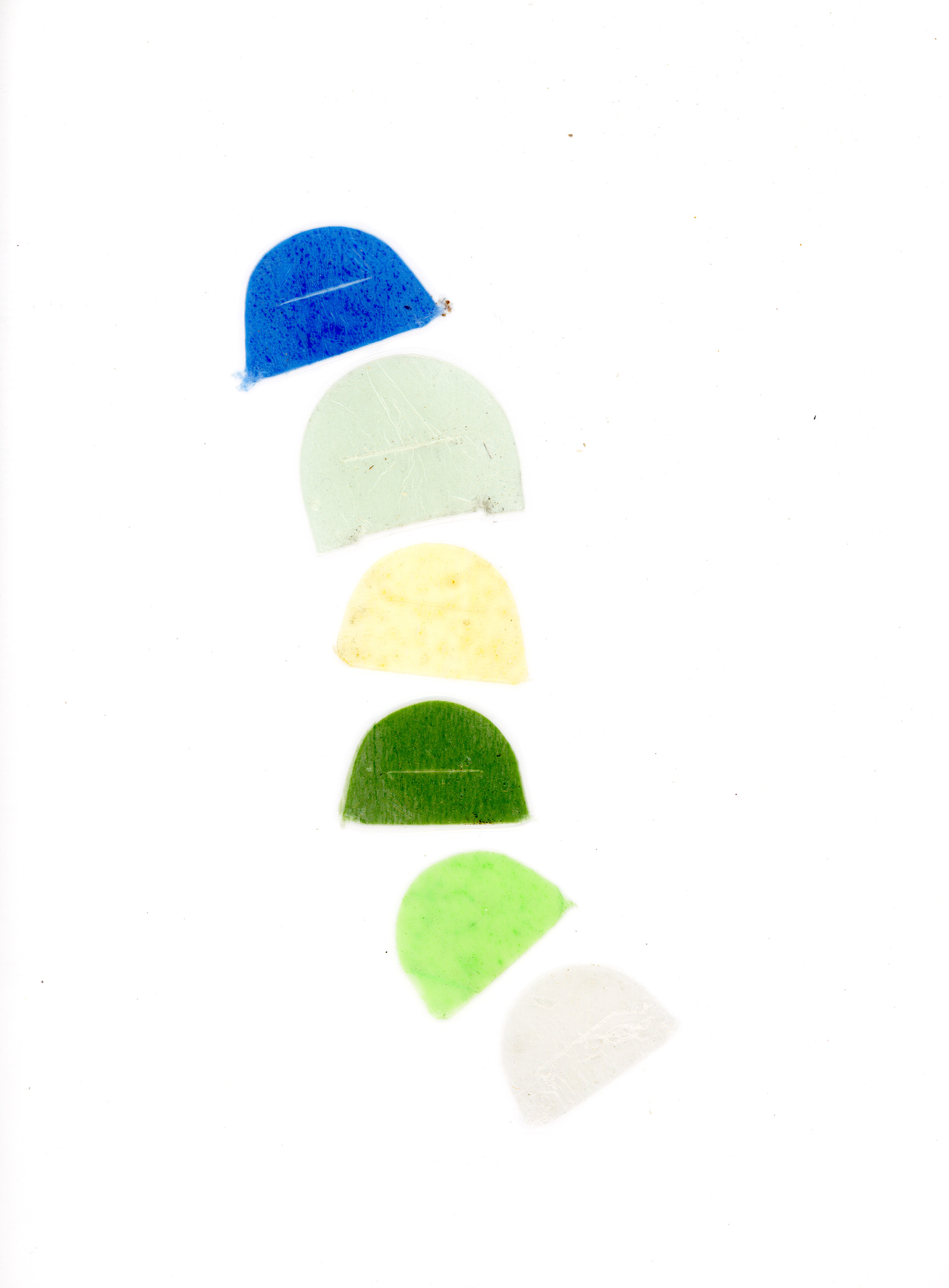 Tulio Costa. Sem título (meias-luas #3), 2022, fragmentos de sacola plástica selados em poliéster, 30,5 x 22 cm (TC262)