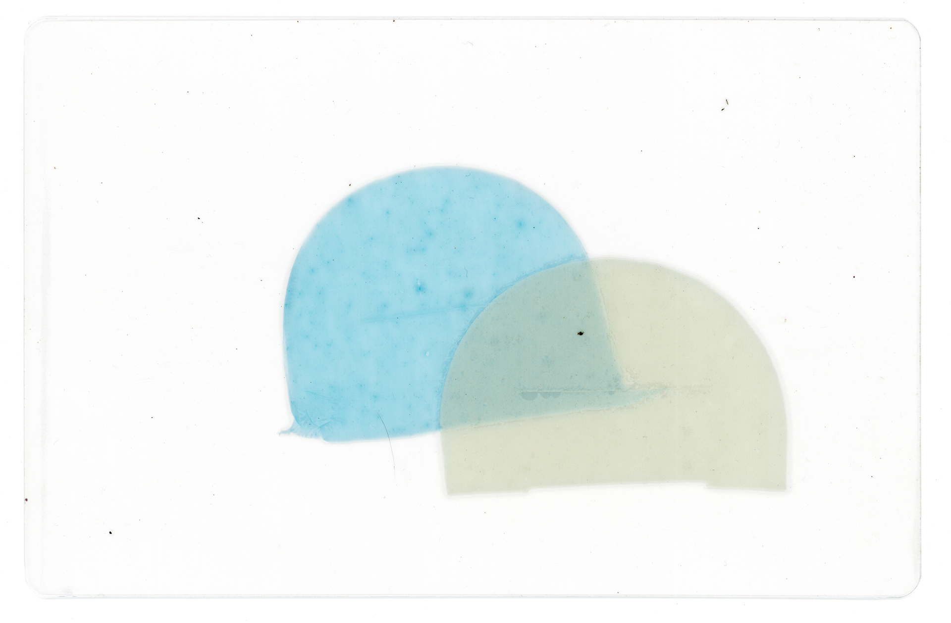 Tulio Costa. Sem título (meias-luas #21), 2023, fragmentos de sacola plástica selados em poliéster, 17 x 11 cm (TC280)