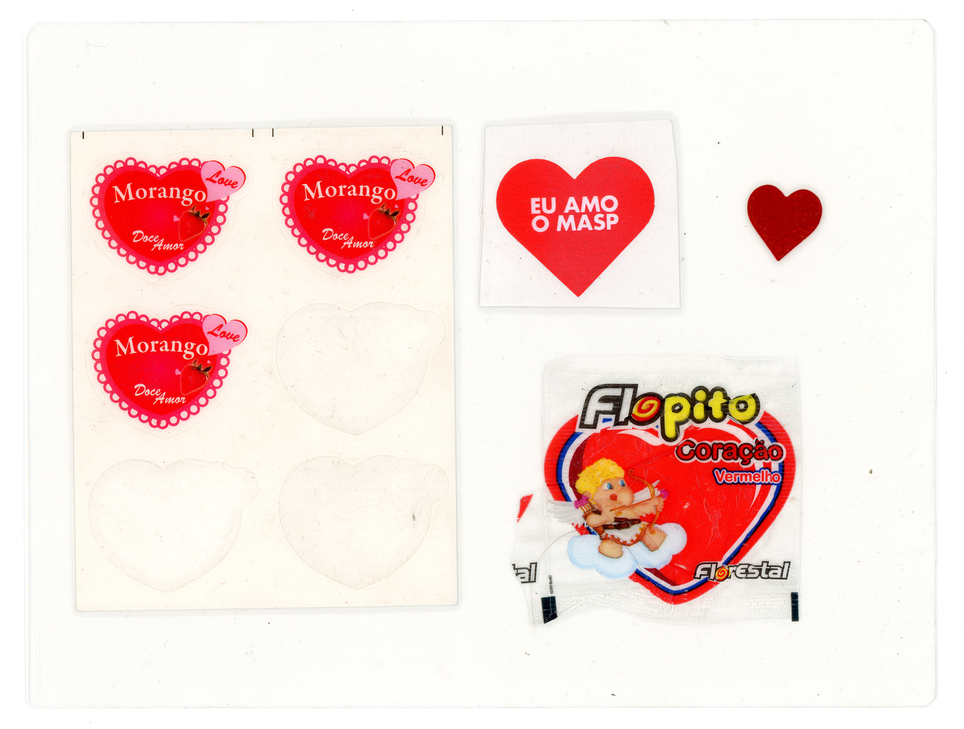 Tulio Costa. Eu amo o MASP I, 2023, cartela de adesivos, adesivo e embalagem plástica selados em poliéster, 22,5 x 17 cm (TC254)