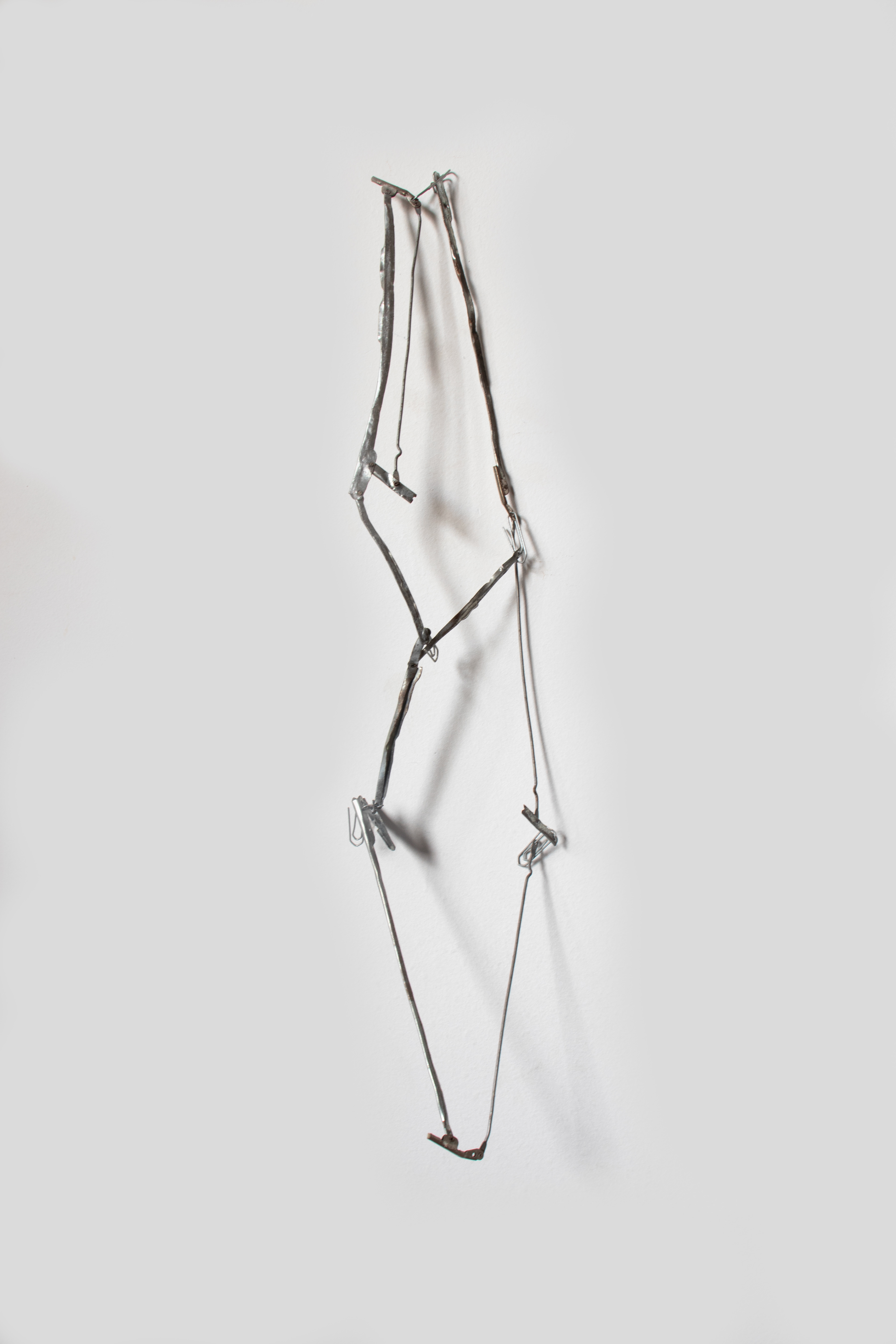 Tulio Costa. Transformador #9, 2022, metais encontradas e clipes de aço galvanizado, 52 × 11 × 8 cm (TC077)