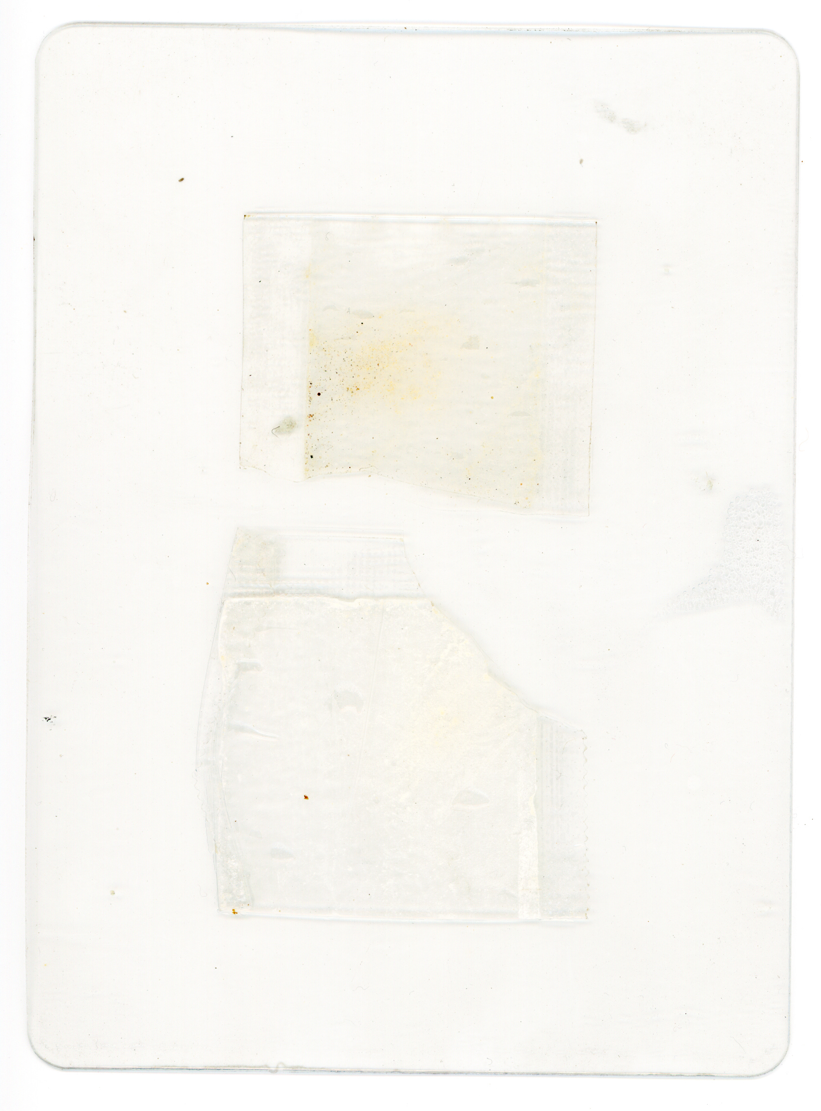 Tulio Costa. Sem título (saquinhos #1), da série Vício, 2022, embalagens plásticas encontradas seladas em poliéster, 13,5 × 10 cm (TC319)