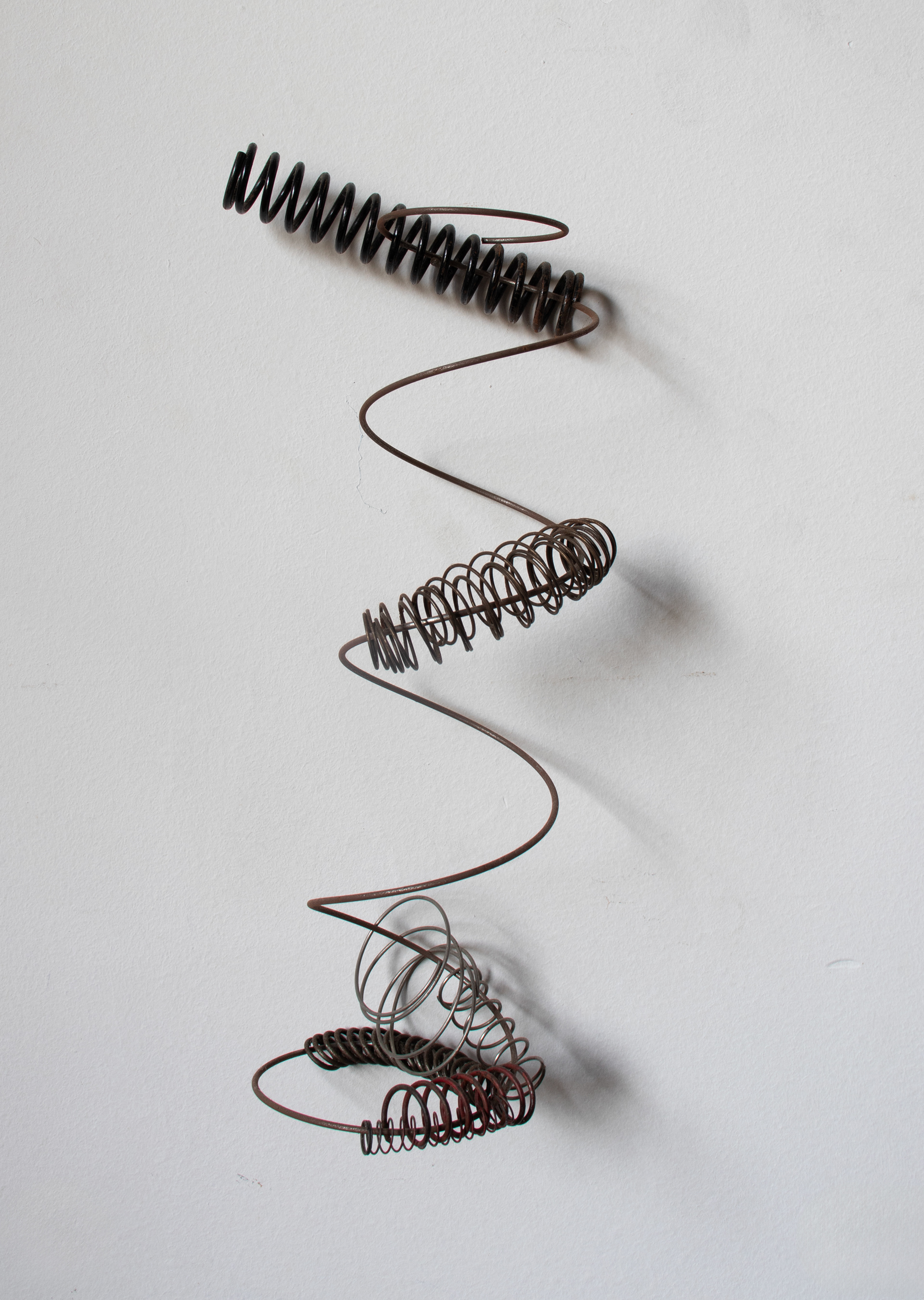 Tulio Costa. Acessório de parede #14, 2022, molas de metal encontradas, 30 × 12 × 8 cm (TC067)