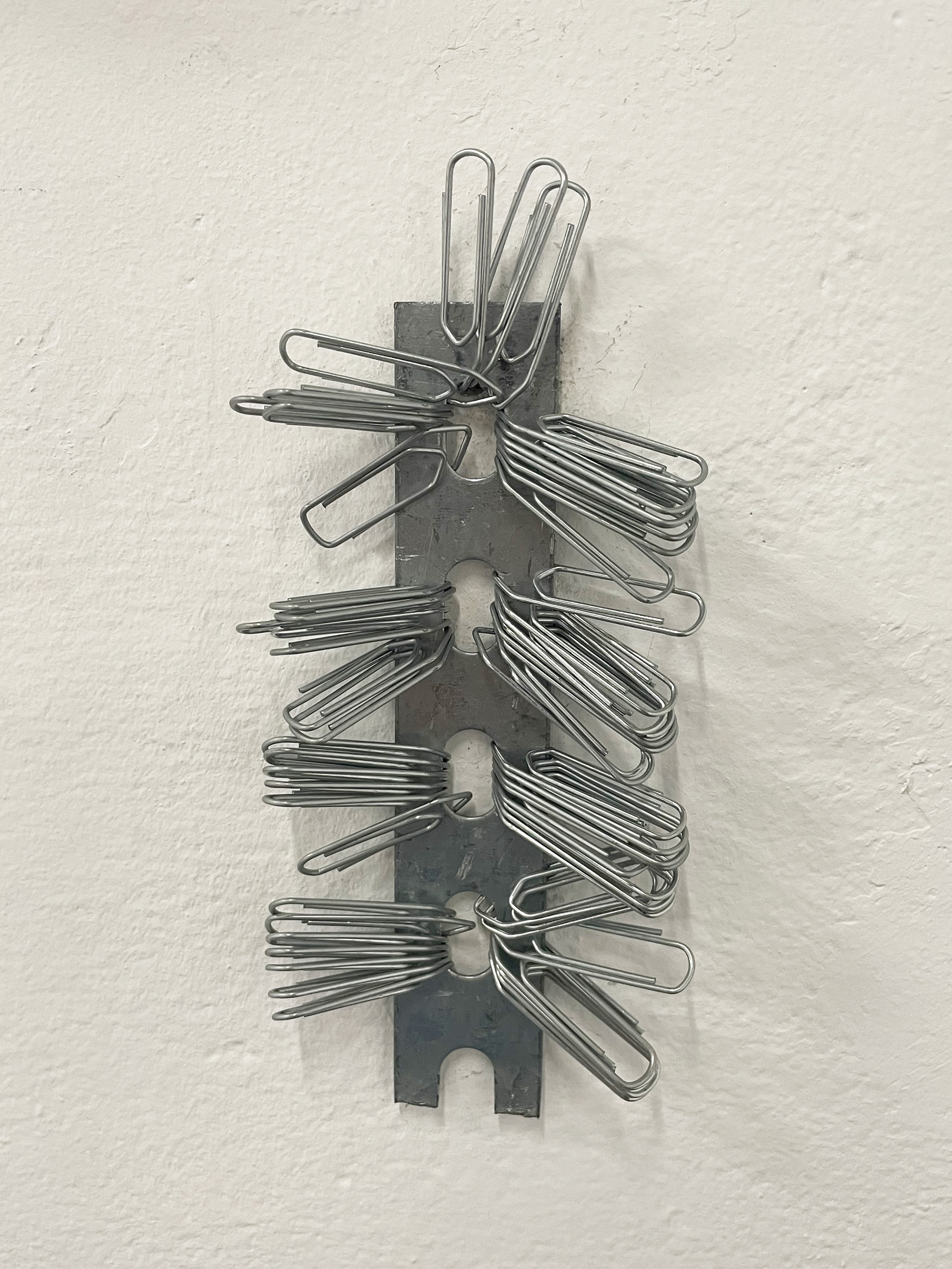 Tulio Costa. Tristeza estrutural X, 2023, clipes de aço galvanizado e metal encontrado, 18 × 9 × 3 cm (TC213)