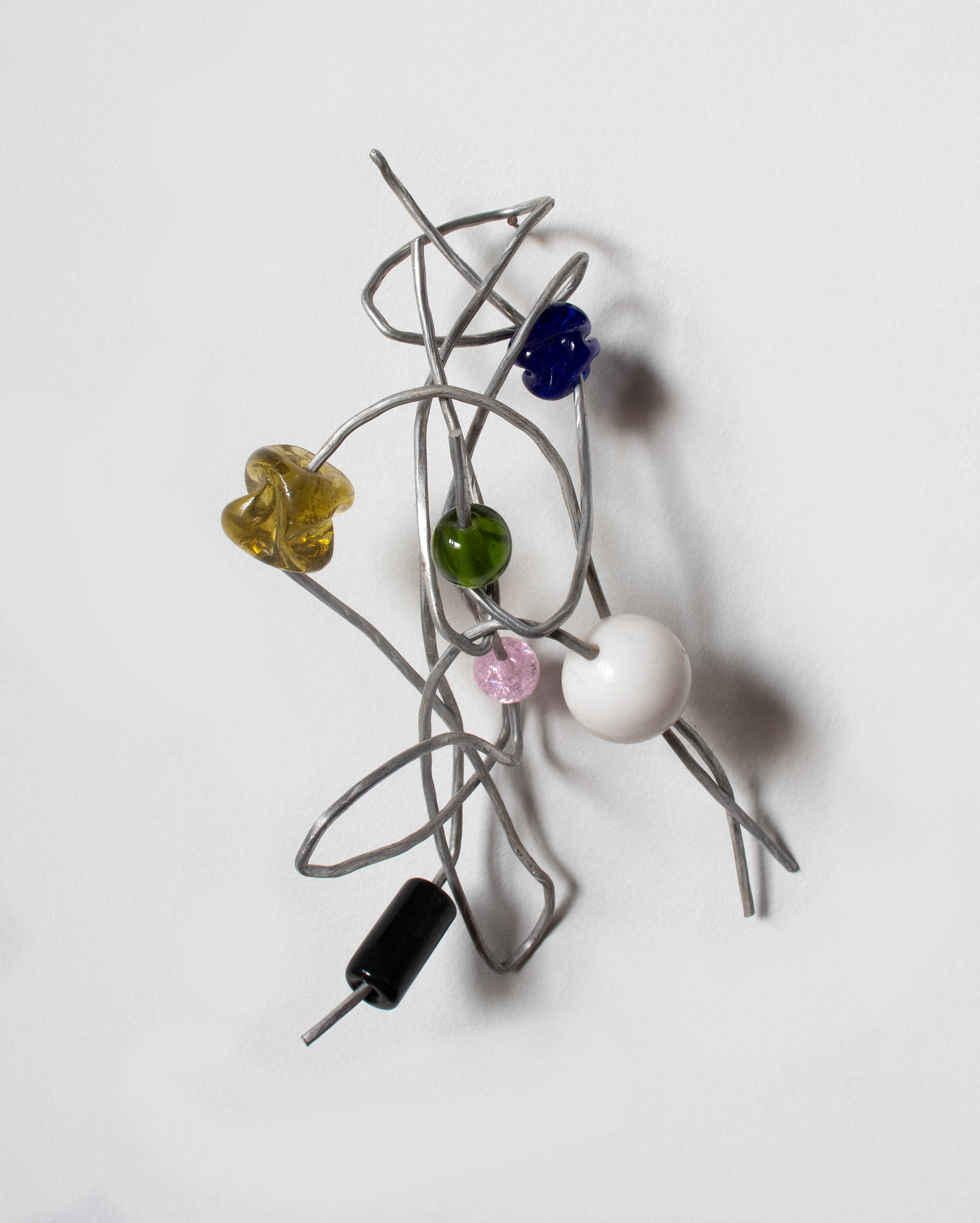 Tulio Costa. Acessório de parede #5, 2022, metal encontrado, Murano e esfera de acrílico, 21 × 16 × 5 cm. Coleção particular, São Paulo (TC058) 