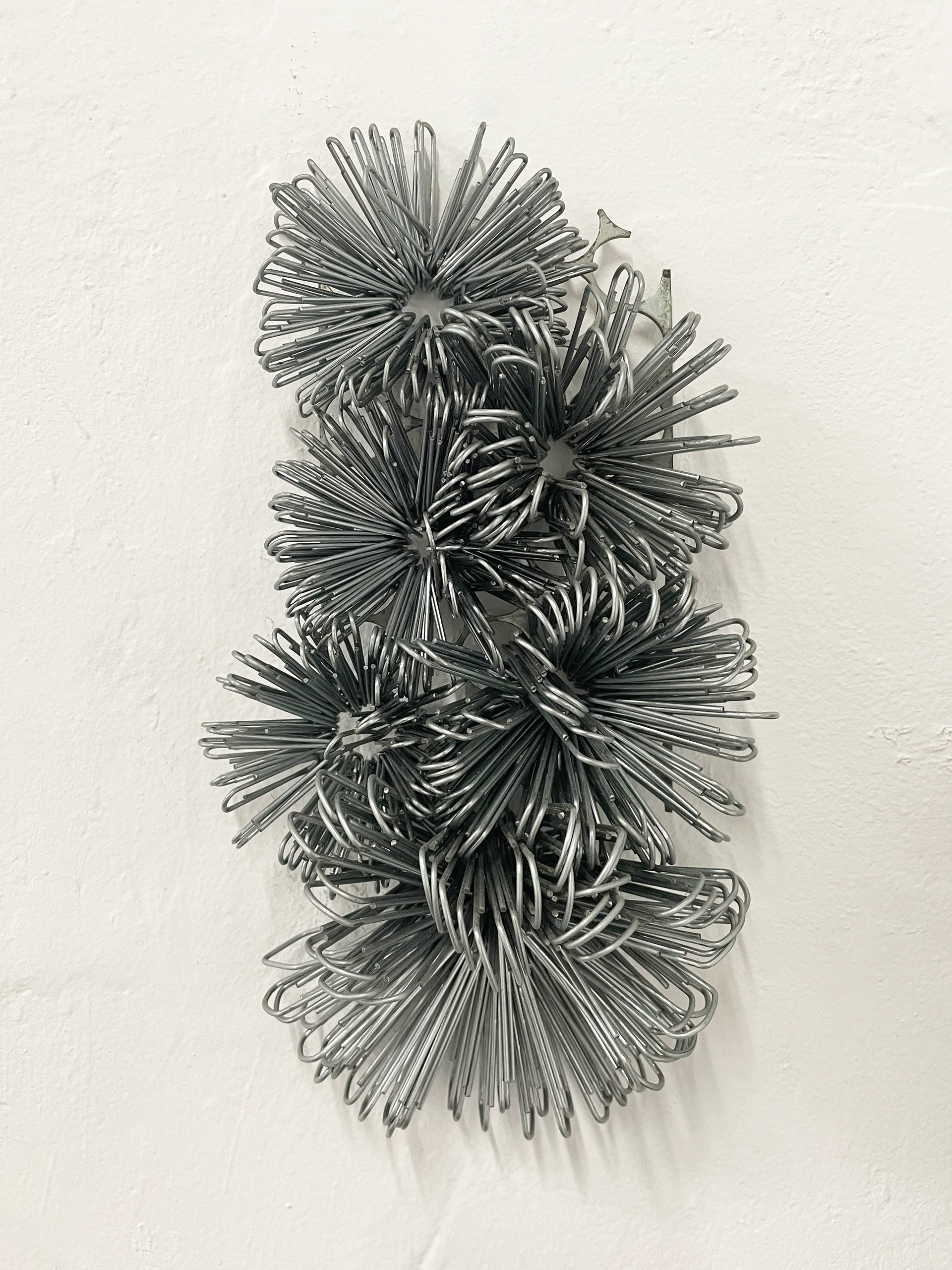 Tulio Costa. Tristeza estrutural II, 2022, clipes de aço galvanizado e metal encontrado, 23 × 12 × 6 cm (TC205)