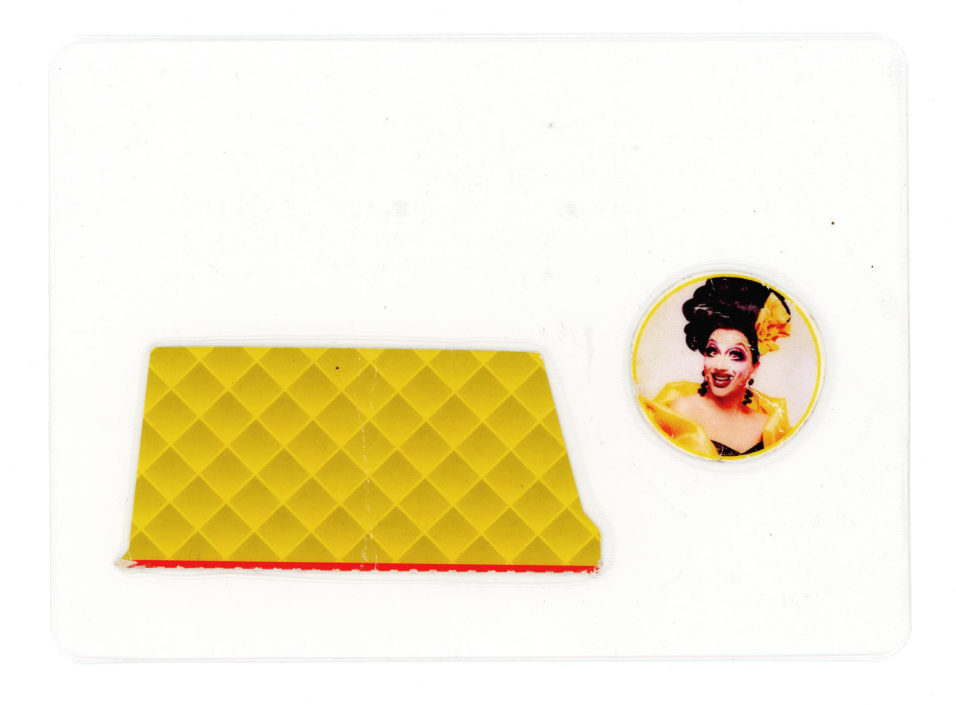 Tulio Costa. Bianca del Rio amarelo, 2022, embalagem de cartão e adesivo encontrados selados em poliéster, XX × XX cm (TC337)