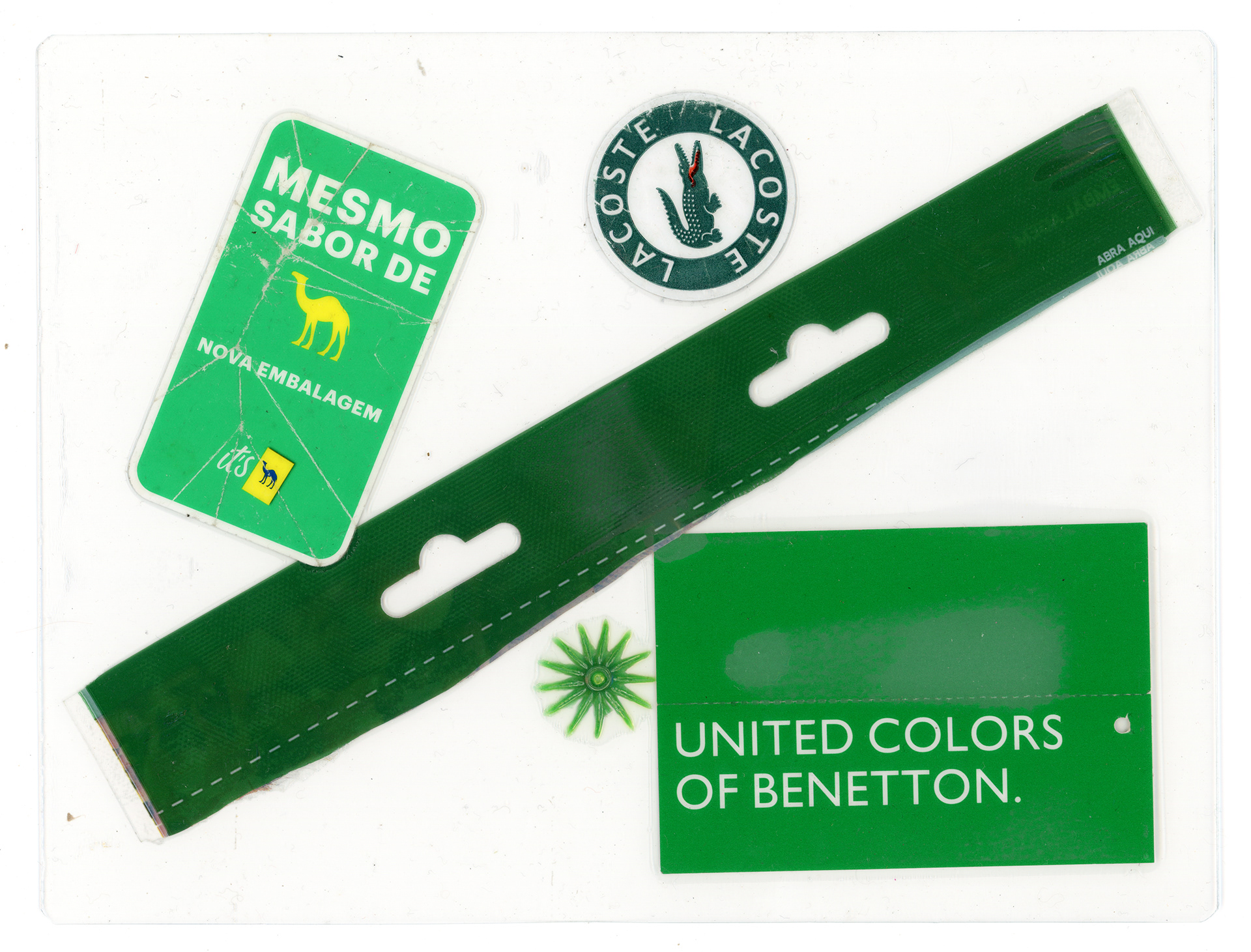 Tulio Costa. Sem título (composição verde), 2022, adesivo, etiquetas de papel e plásticos encontrados e selados em poliéster, 17 × 22,5 cm (TC245)