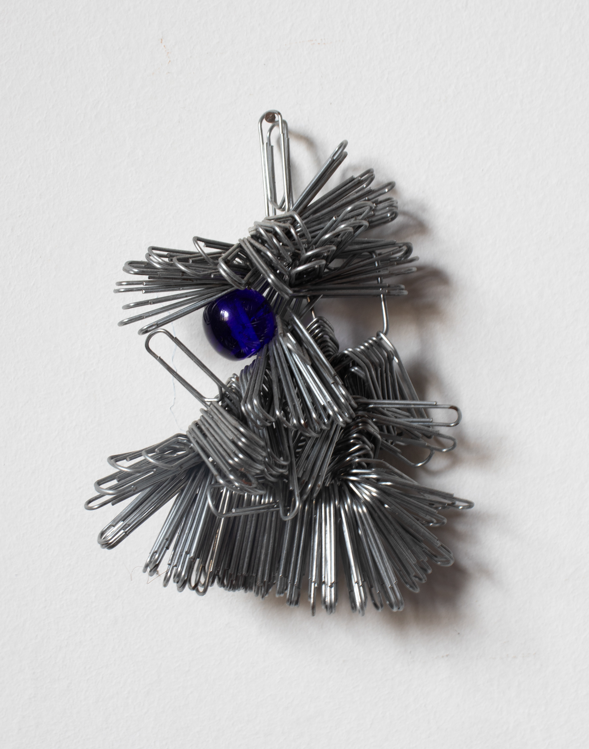 Tulio Costa. Tristeza estrutural XI, 2023, clipes de aço galvanizado, metal encontrado e Murano, 12 × 9 × 4 cm (TC231)