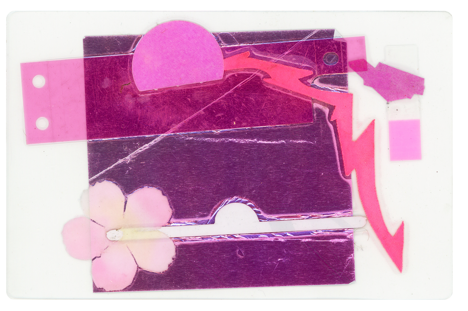 Tulio Costa. Composição rosa #2 (de/para Gabriel, [vírgula]), 2022, papel chumbo, flor artificial,  etiqueta adesiva, fragmentos de papel, plástico e tecido encontrados selados em poliéster, 11 × 17 cm (TC324)