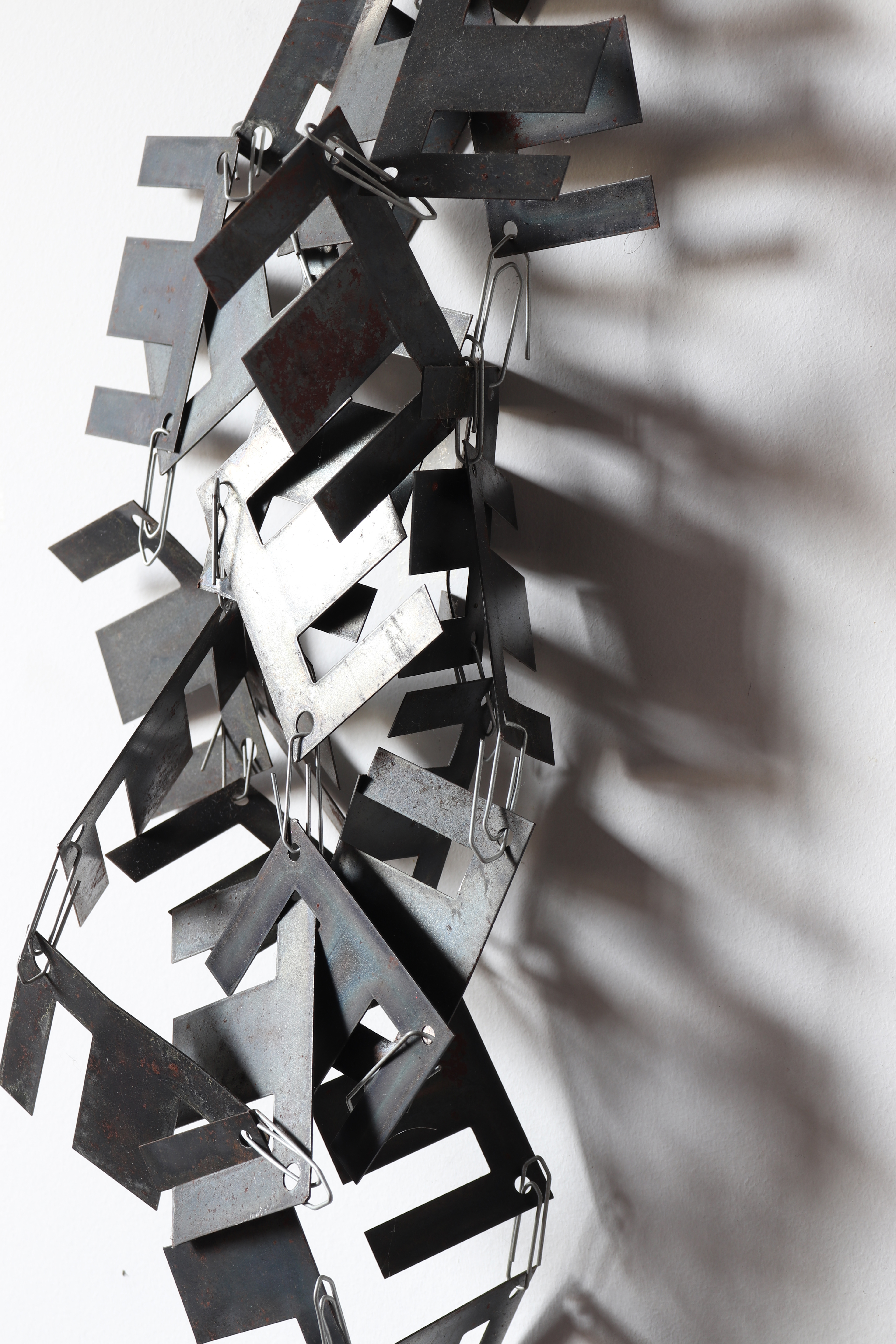 Tulio Costa. Transformador #2, 2022, metais encontradas e clipes de aço galvanizado, 37 × 25 × 9 cm (TC070)