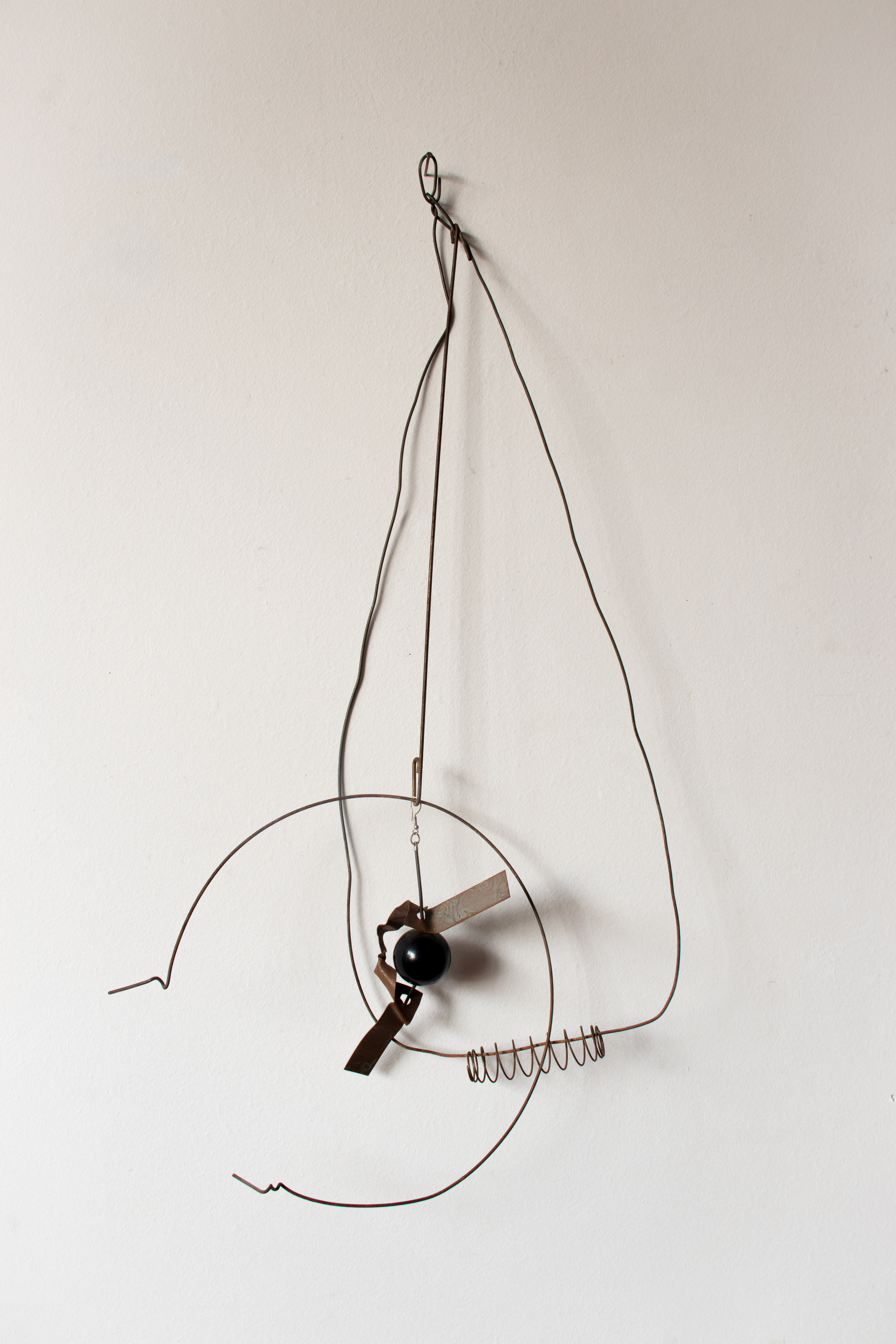 Tulio Costa. Acessório de parede #10, 2022, metais e mola de metal encontrados, aviamento de metal, base para brinco e plástico, 54 × 29 × 10 cm (TC063)