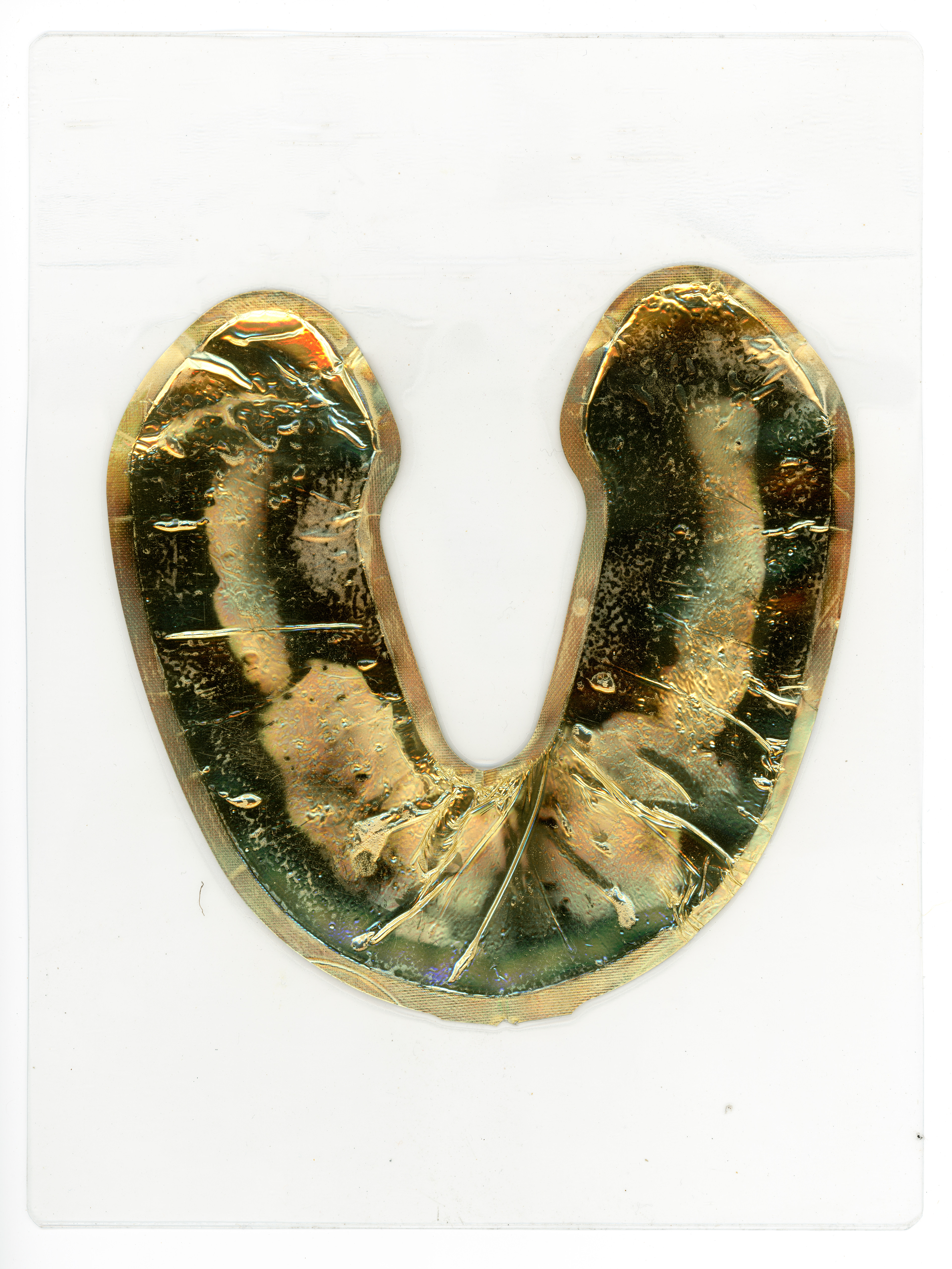 Tulio Costa. Inflável dourado, 2022, balão inflável encontrado selado em poliéster, 22,5 × 17 cm (TC340)