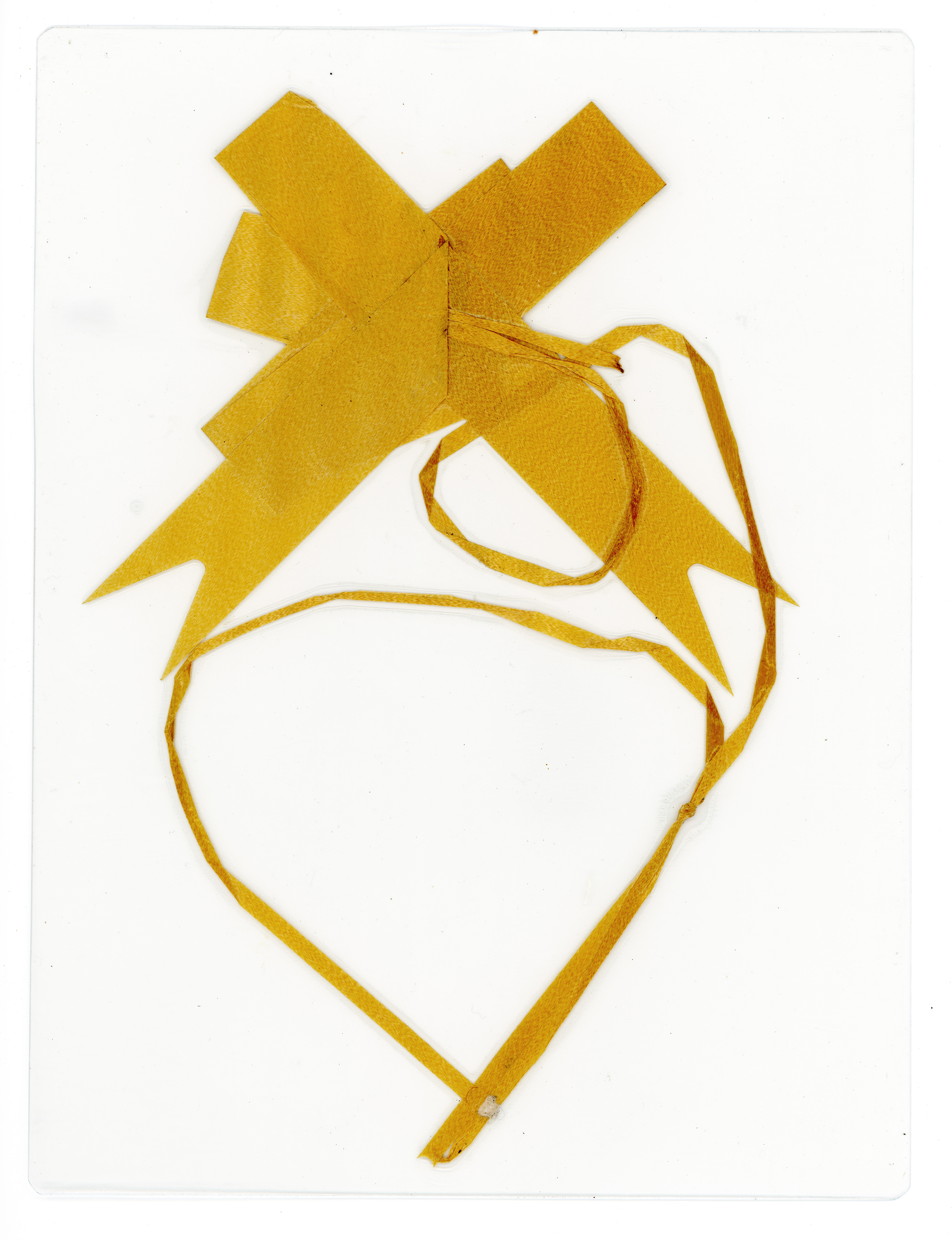 Tulio Costa. Laço dourado, 2022, fita decorativa encontrada selada em poliéster, 22,5 × 17 cm (TC332)