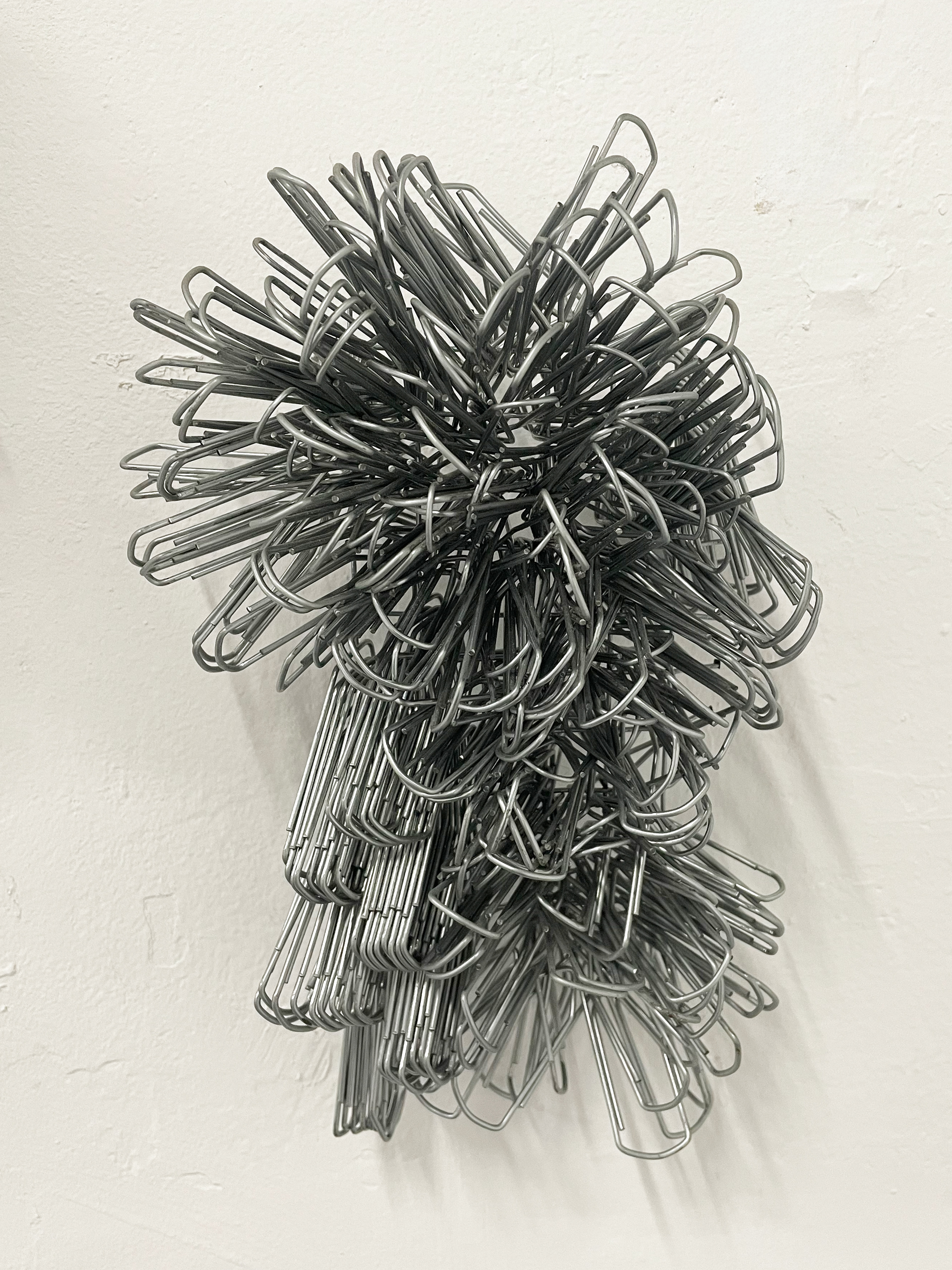 Tulio Costa. Tristeza estrutural V, 2022, clipes de aço galvanizado e metal encontrado, 24 × 17 × 9 cm (TC208)