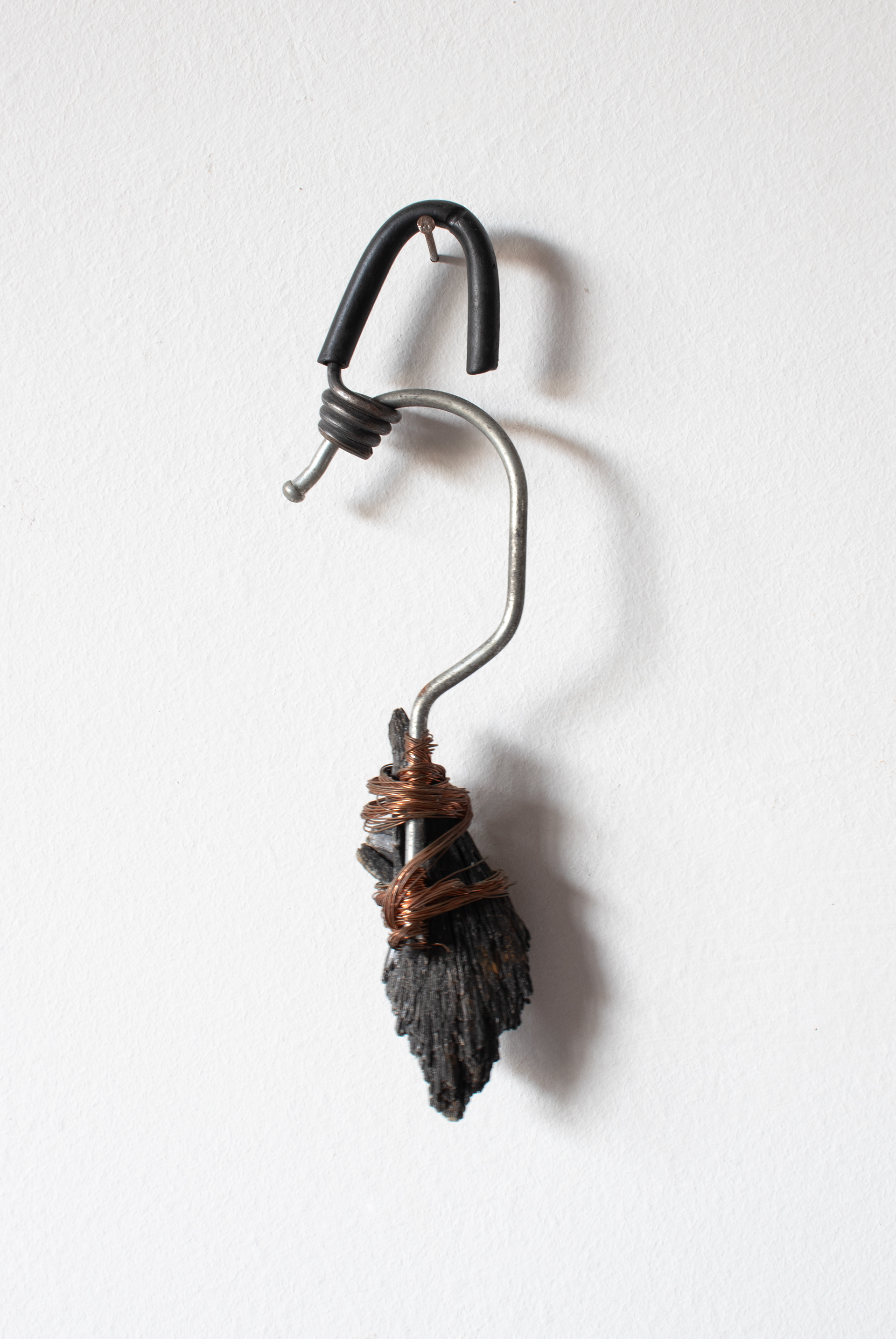 Tulio Costa. Acessório de parede #2, 2017, ganchos de metal encontrado, cianita negra e fios de cobre, 17 × 6 × 2 cm (TC055)