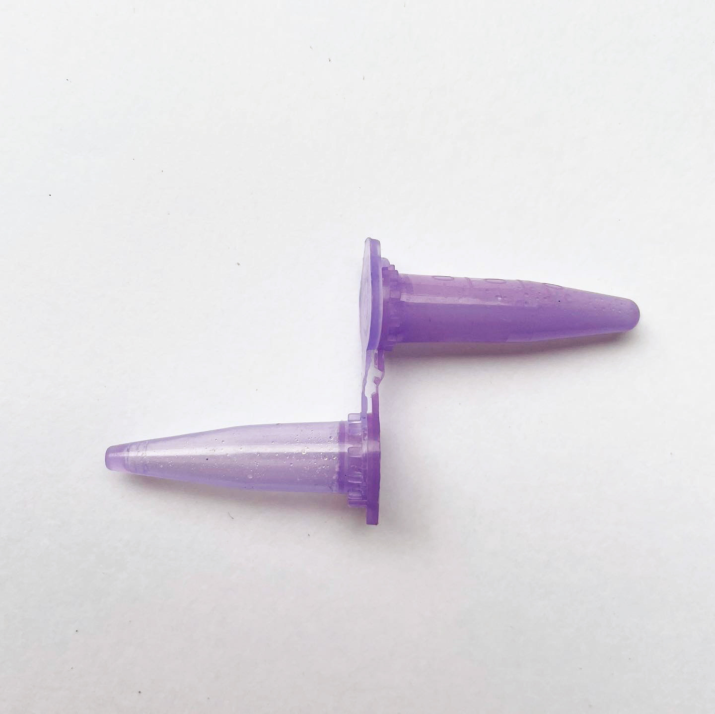 Purple Rain I, da série Vício, microtubos de plástico encontrados, 6,5 × 3,5 × 1 cm (TC093)