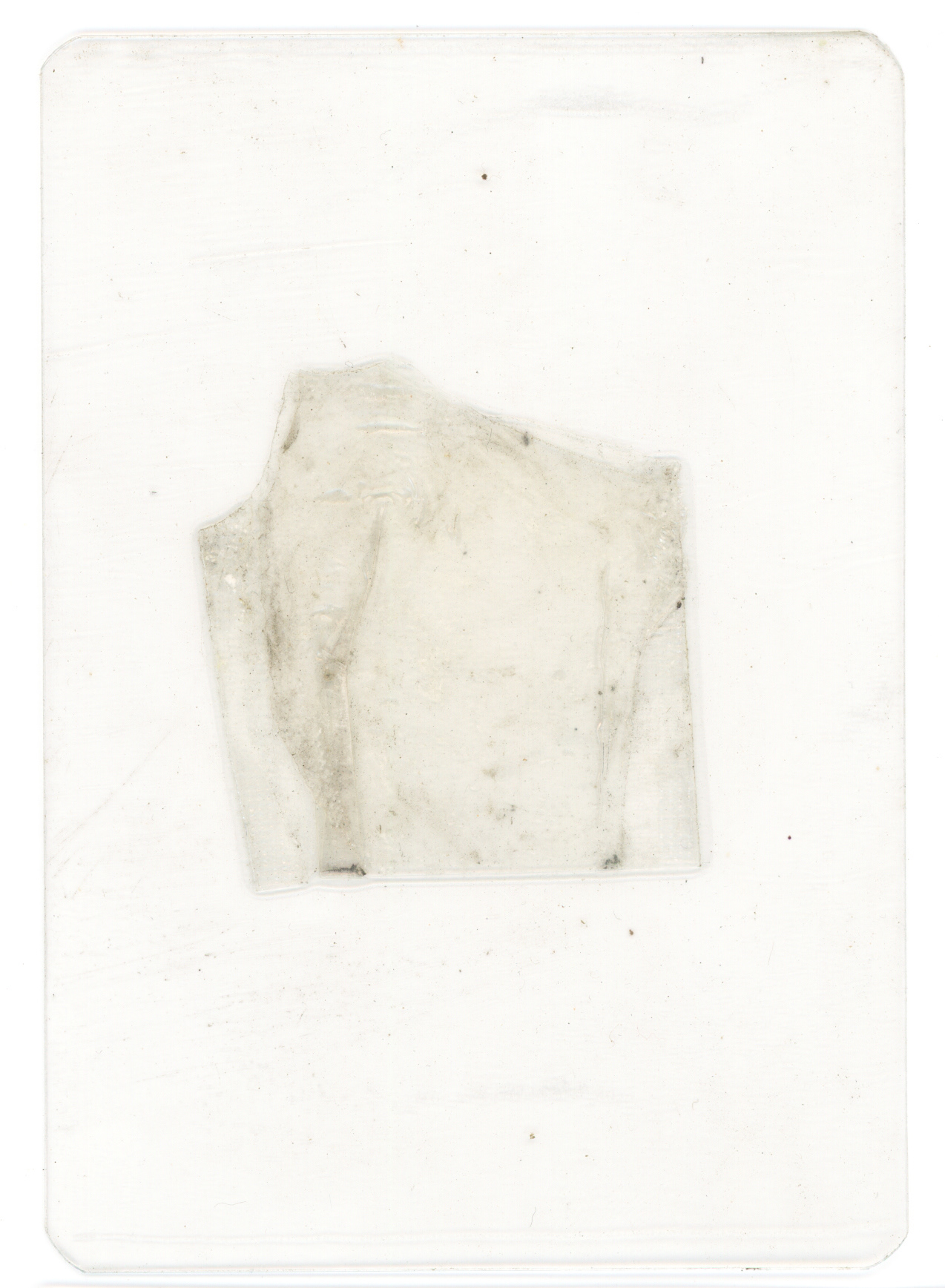 Tulio Costa. Sem título (saquinhos #2), da série Vício, 2022, embalagem plástica encontrada selada em poliéster, 6,5 × 10 cm (TC320)