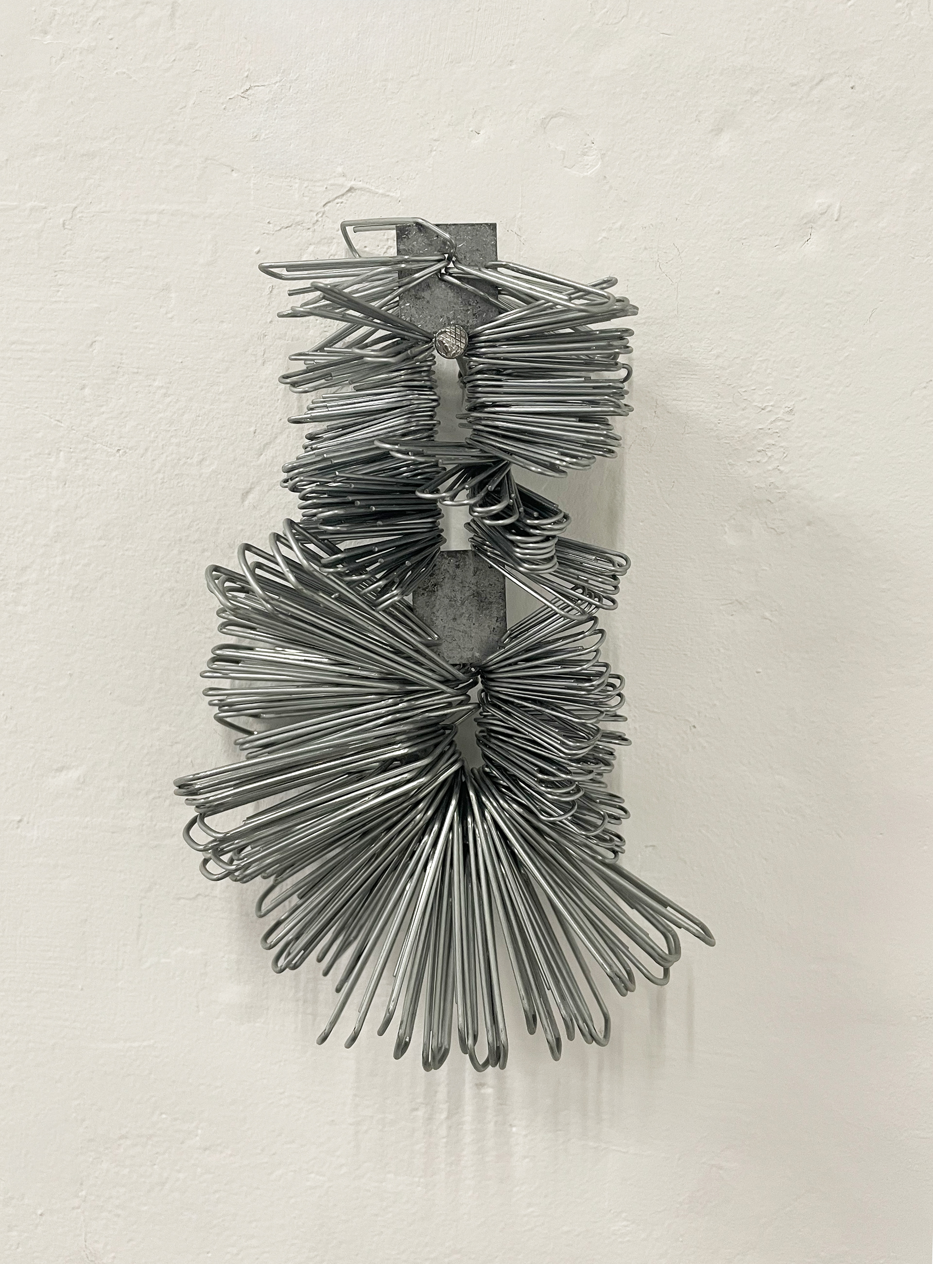 Tulio Costa. Tristeza estrutural III, 2022, clipes de aço galvanizado e metal encontrado, 18 × 12 × 7 cm (TC206)