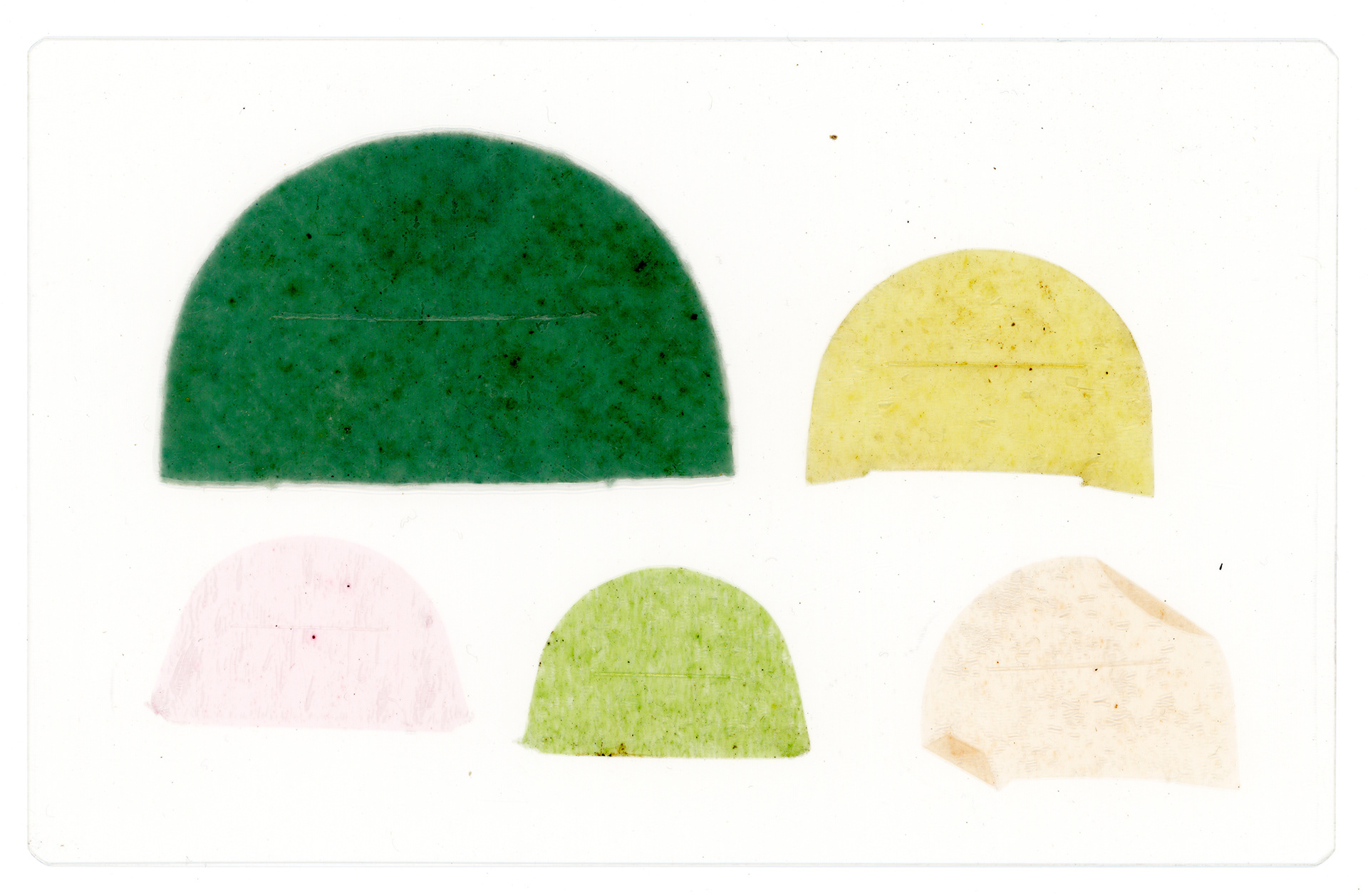 Tulio Costa. Sem título (meias-luas #13), 2023, fragmentos de sacola plástica selados em poliéster, 12 x 19 cm (TC272)