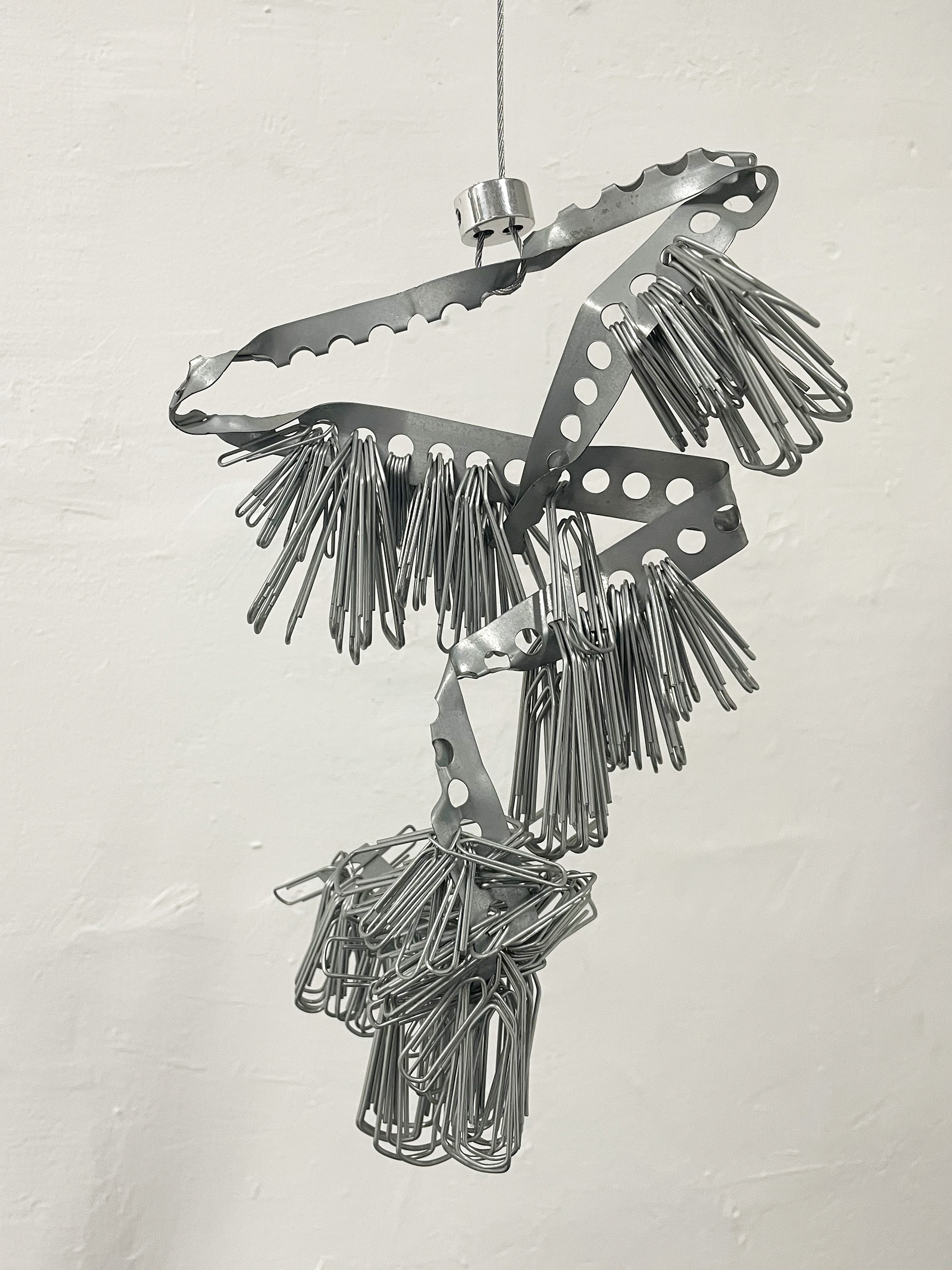 Tulio Costa. Tristeza estrutural I, 2022, clipes de aço galvanizado e metal encontrado, 18 × 29 × 18 cm, Coleção particular, São Paulo (TC204)