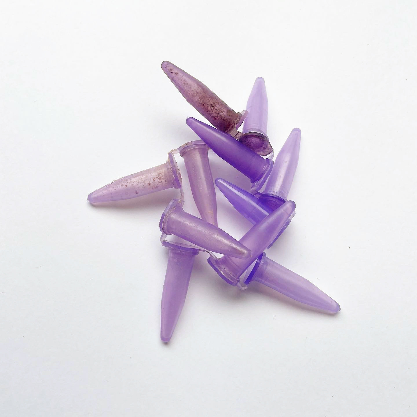 Purple Rain IV, da série Vício, microtubos de plástico encontrados, 12 × 10,5 × 3 cm (TC096)