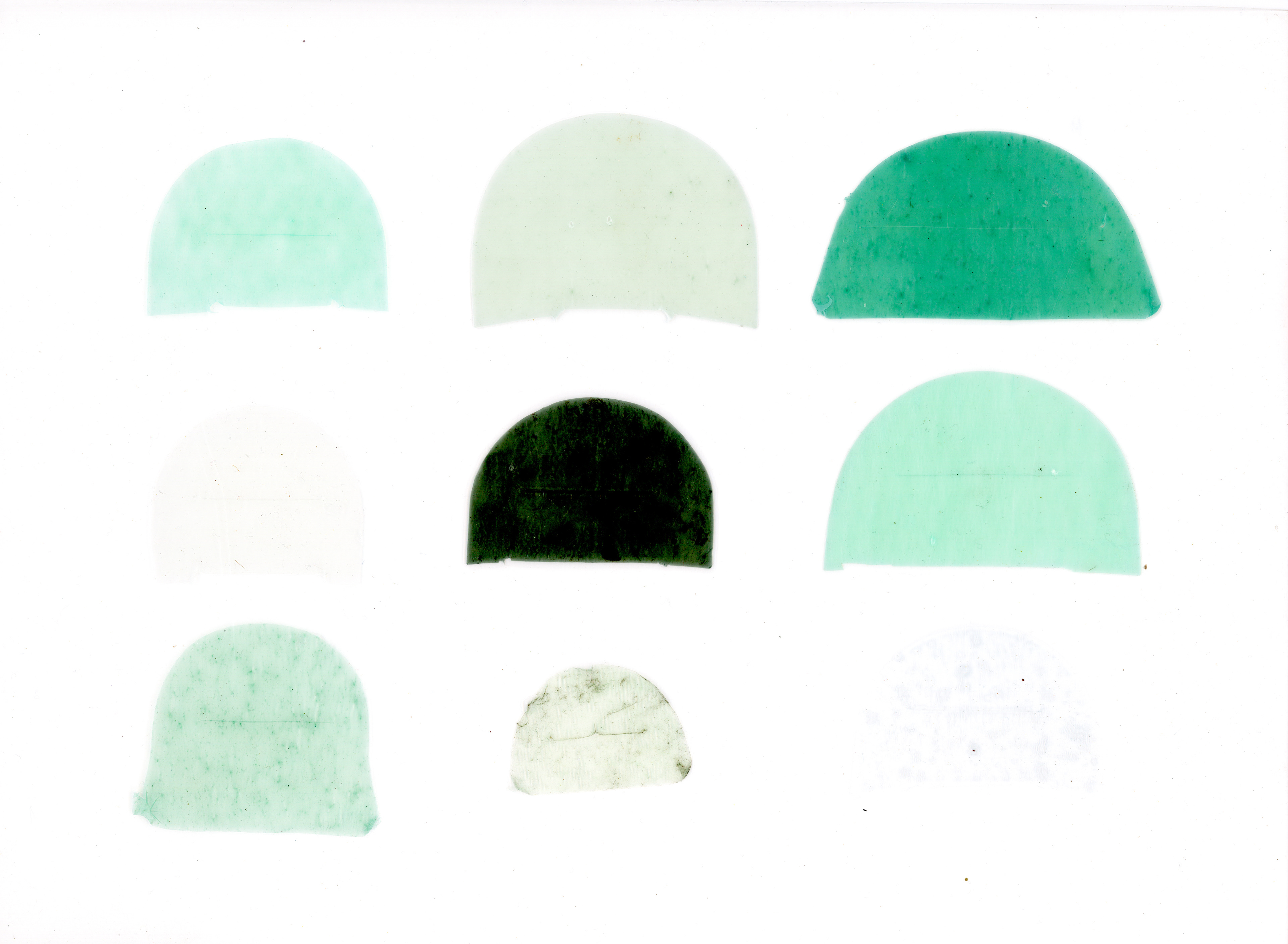 Tulio Costa. Sem título (meias-luas #18), 2023, fragmentos de sacola plástica selados em poliéster, 22 x 30,5 cm (TC277)