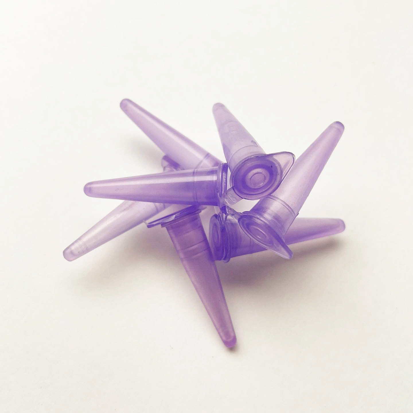 Purple Rain II, da série Vício, microtubos de plástico encontrados, 7 × 7 × 5 cm (TC094)