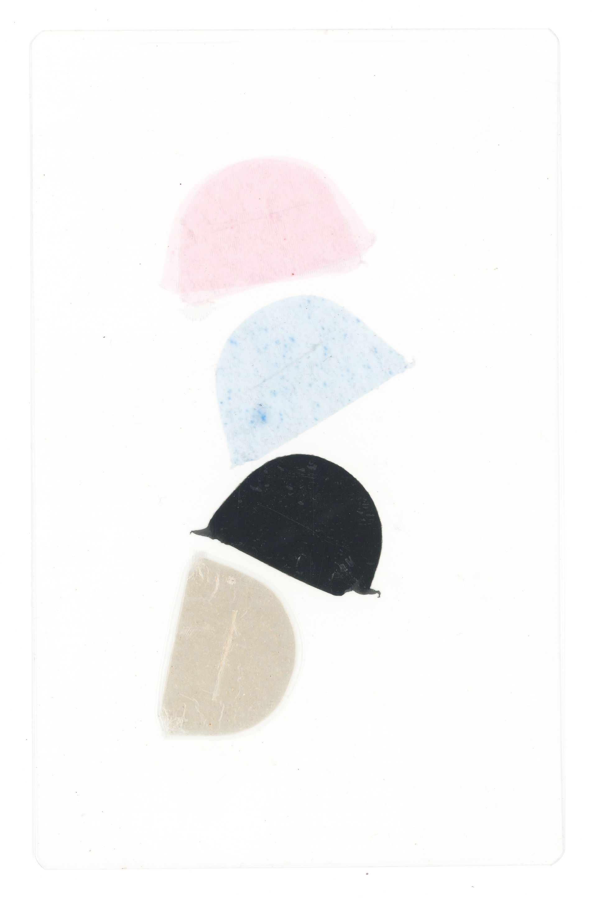 Tulio Costa. Sem título (meias-luas #16), 2023, fragmentos de sacola plástica selados em poliéster, 19 x 12 cm (TC275)