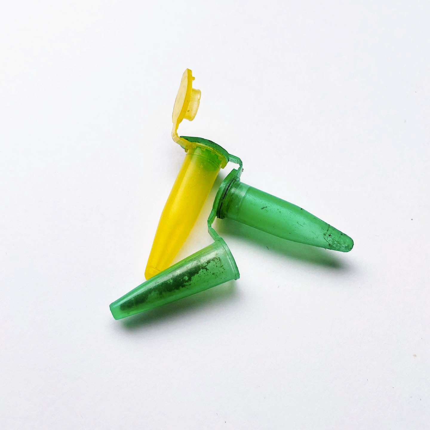 Se te pedirem verde e amarelo dê a eles a bandeira do Brasil II, da série Vício, microtubos de plástico encontrados, 7 × 7 × 1,5 cm (TC099)