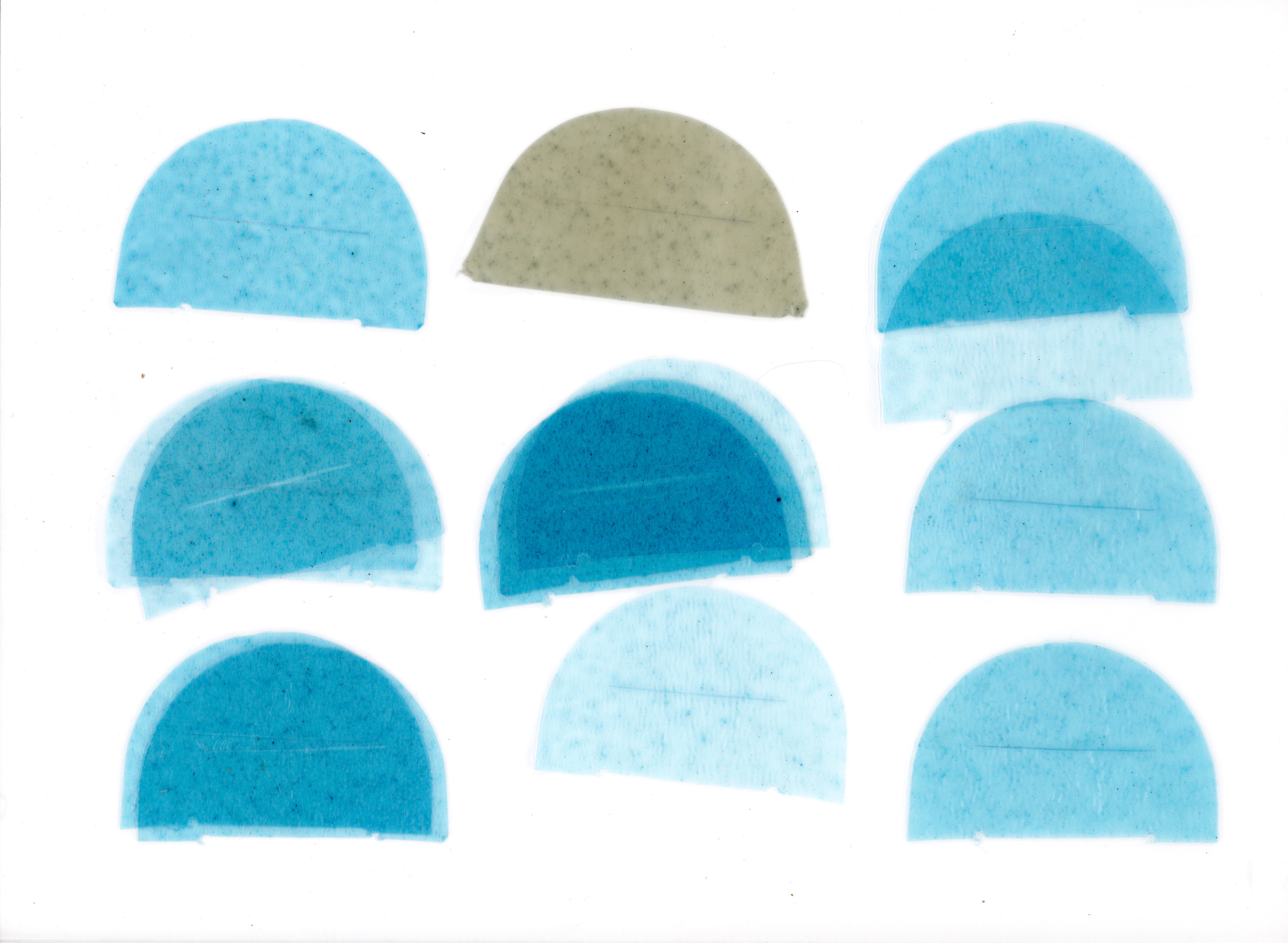 Tulio Costa. Sem título (meias-luas #19), 2023, fragmentos de sacola plástica selados em poliéster, 22 x 30,5 cm (TC278)