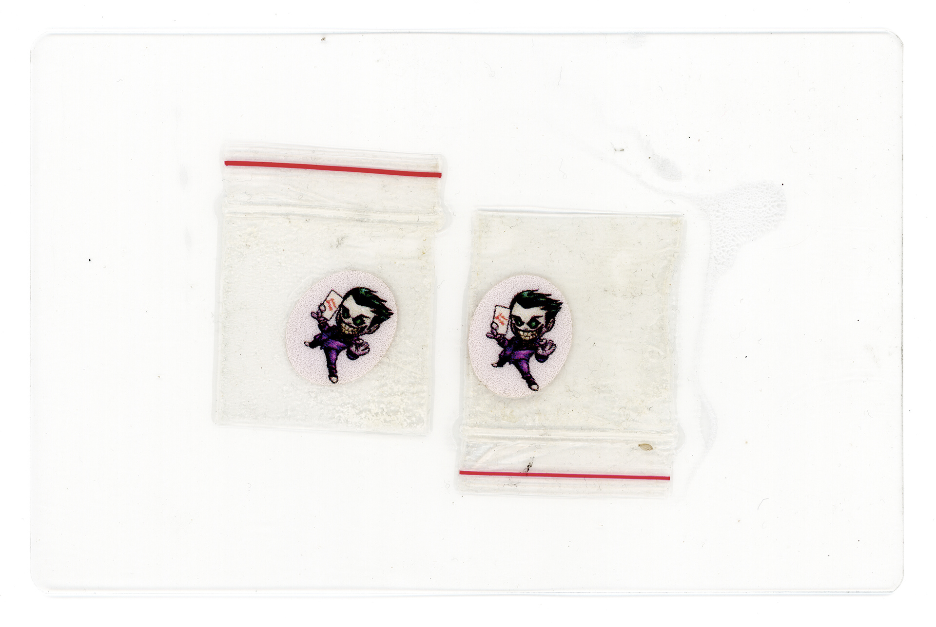 Tulio Costa. Coringa, da série Vício, 2022, embalagens plásticas encontradas selados em poliéster, 11 × 17 cm (TC301)