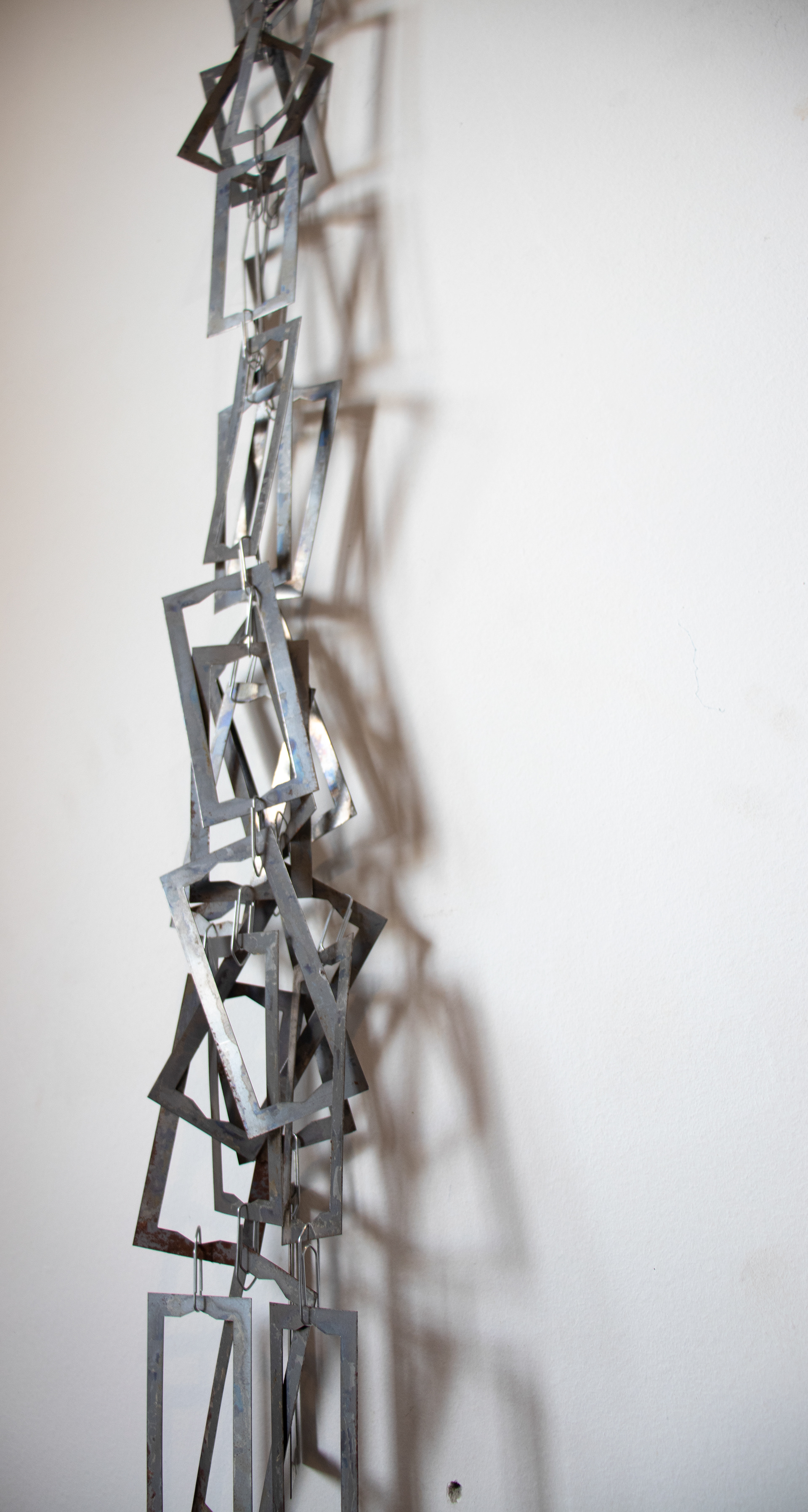 Tulio Costa. Transformador #1, 2022, metais encontradas e clipes de aço galvanizado, 108 × 20 × 3 cm (TC069)