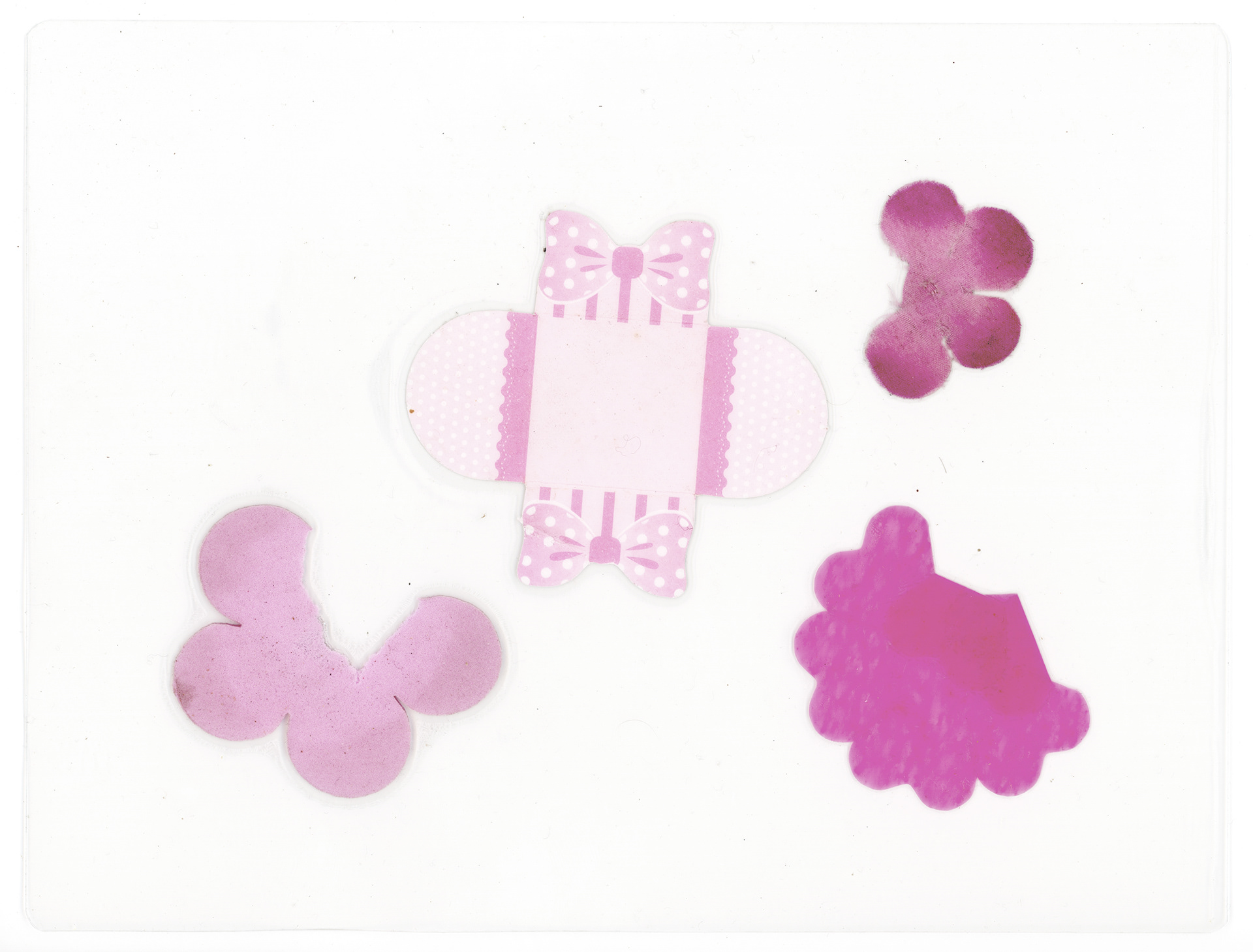 Tulio Costa. Composição com flores #3 (de/para Gabriel, [vírgula]), 2022, flores artificiais e embalagem de papel encontrados seladas em poliéster, 17 × 22,5 cm (TC327)